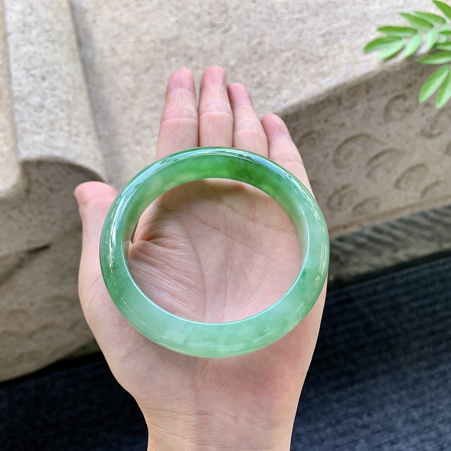 正圈58 59 圈口59/13.5/8.5 编码WW092927 冰糯辣绿，水润，种老，细腻，打灯有絮线