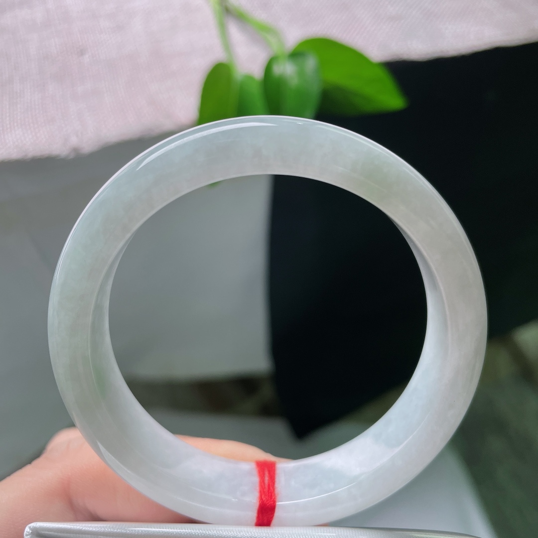 53.9/12.8/7.6，蓝底正圈，一点皮纹，冰润晴底澄澈清和，玉质细腻通透，平安镯温润素雅，演绎温婉恬静东方雅致韵味。ss59593a