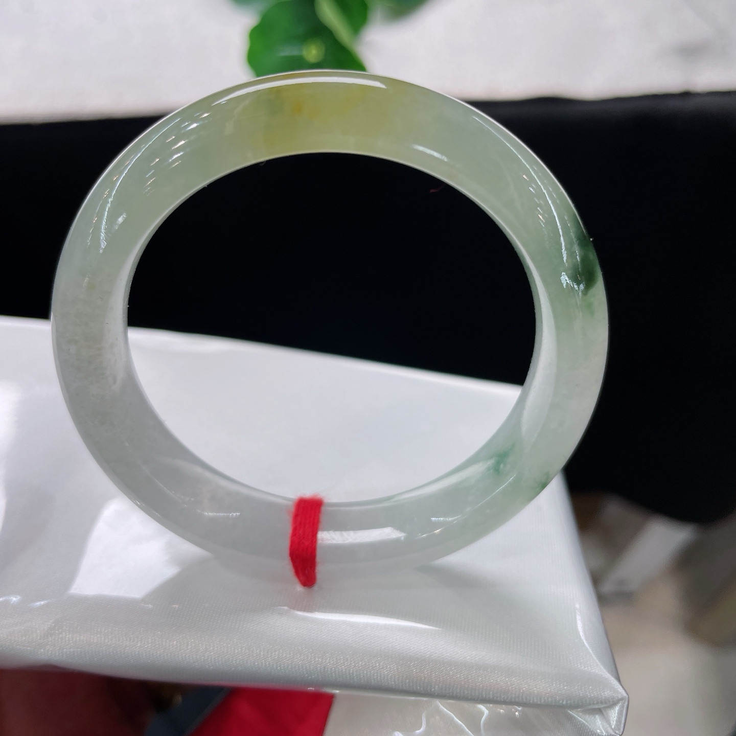 天然翡翠手镯 圈口52/11.5/8.2，黄翡冰飘花，51/52可戴，仿若秋露凝霜，莹润清透。黄翡如