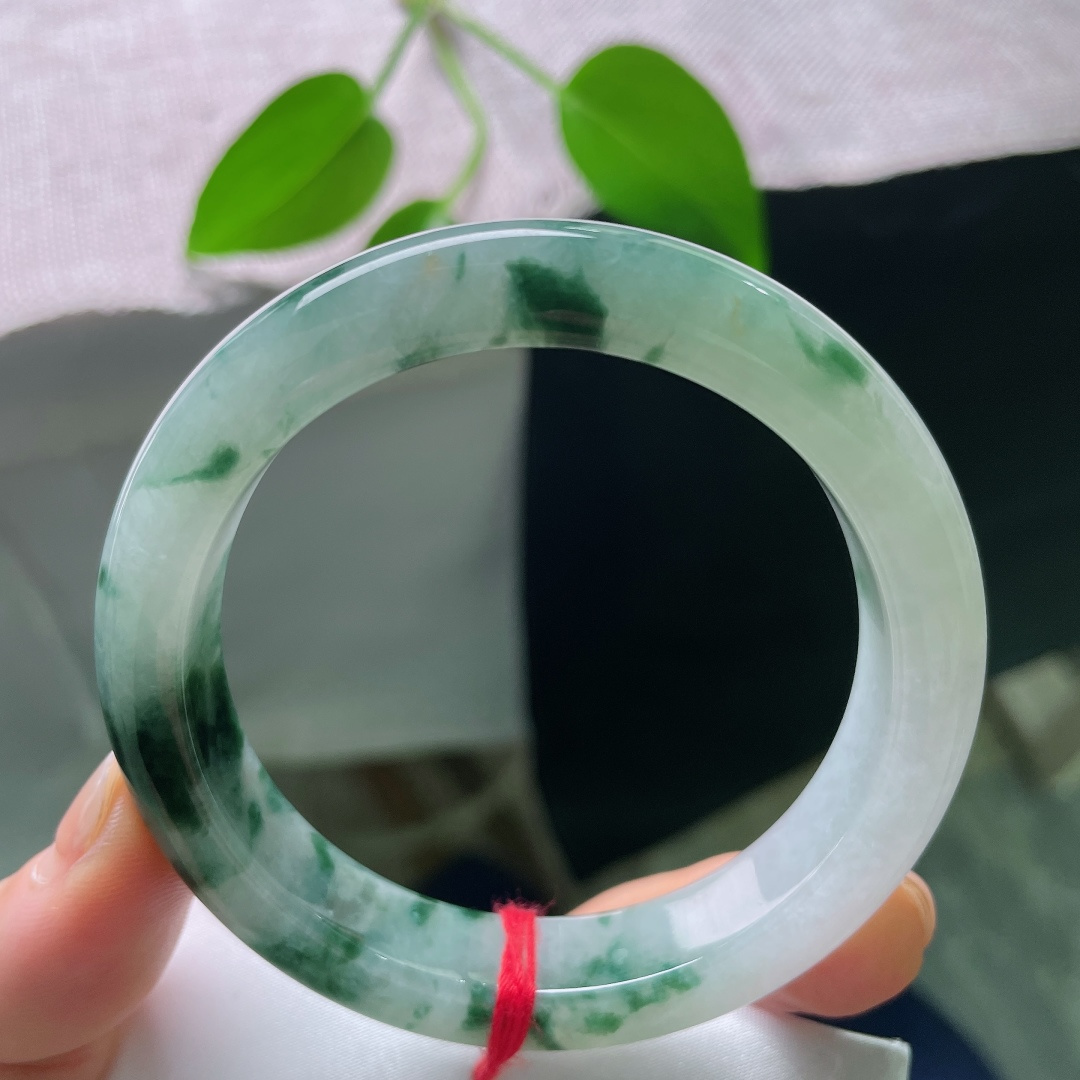 56/12.2/8.8，飘花正圈，一点皮纹，冰飘墨绿花平安镯，冰底清透莹润，浓绿飘花肆意晕染，如墨染山河。ss58857a