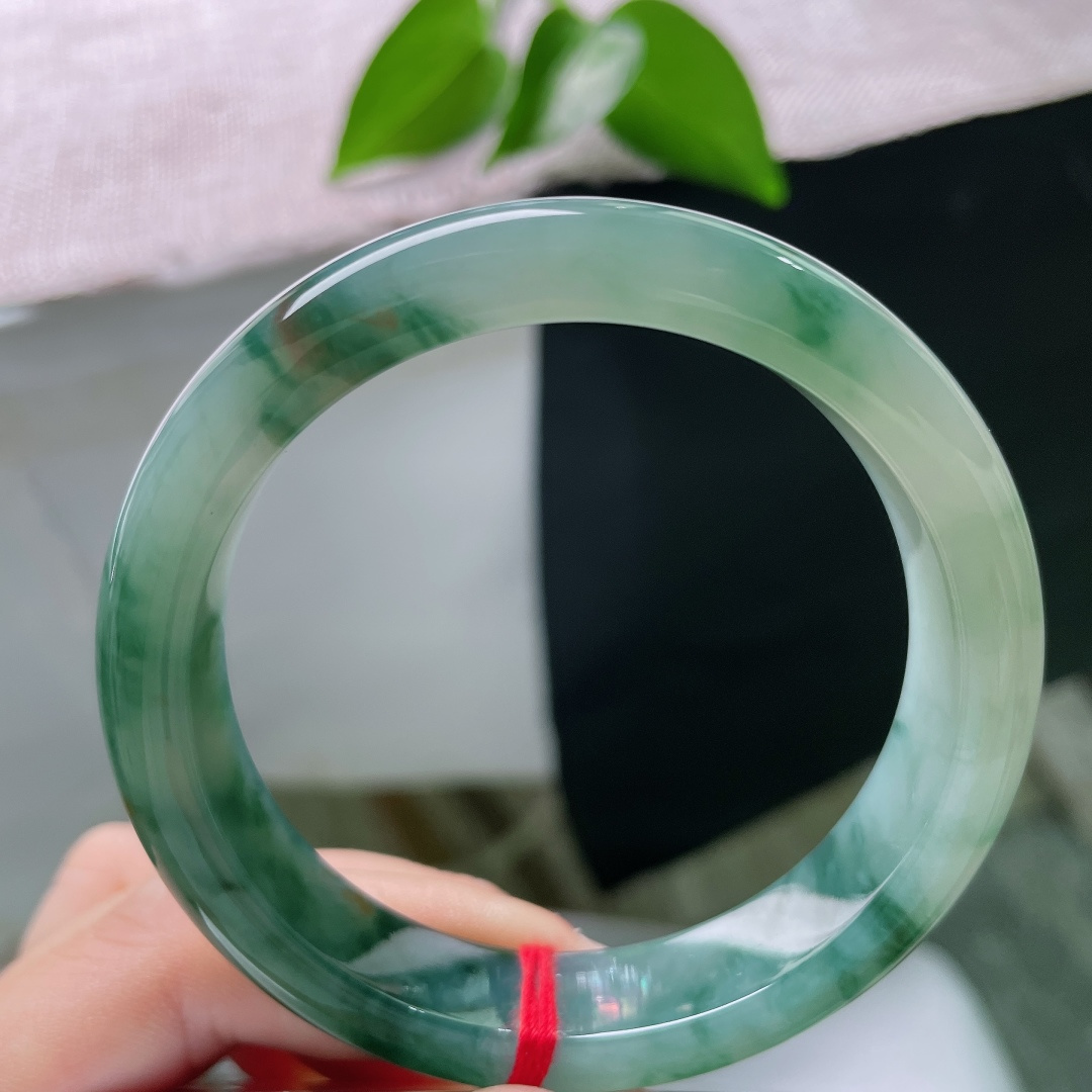 56.1/12.5/8.5，飘花正圈，无裂，洒金，幽翠墨韵缓缓萦绕玉圈，冰种水头充盈，端庄素镯，塑造沉静淡然优雅气质。ss59414a