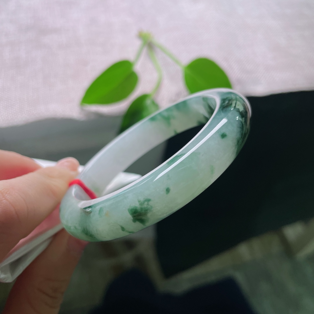56/12.2/8.8，飘花正圈，一点皮纹，冰飘墨绿花平安镯，冰底清透莹润，浓绿飘花肆意晕染，如墨染山河。ss58857a