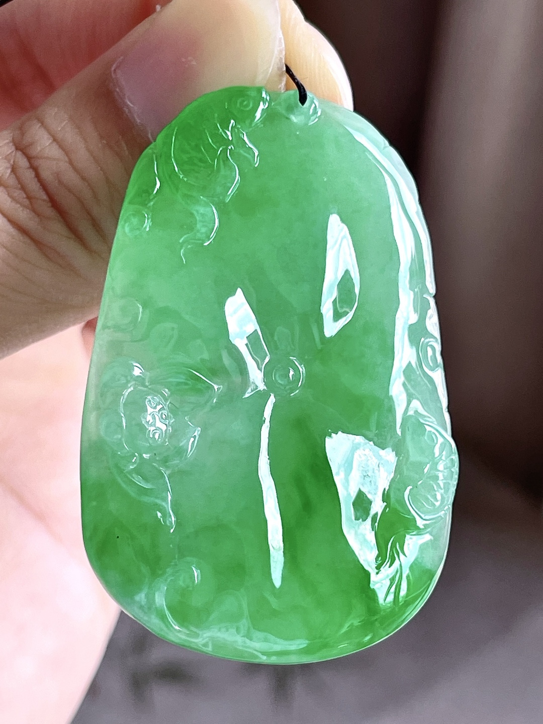 【裸石】冰阳绿荷叶荷花牌金鱼年年有余吊坠 【说明】缅甸 无裂 性比高 和和美美 莲鱼 力争上游 【尺寸】49.3-33.2-5 【重量】18.2克