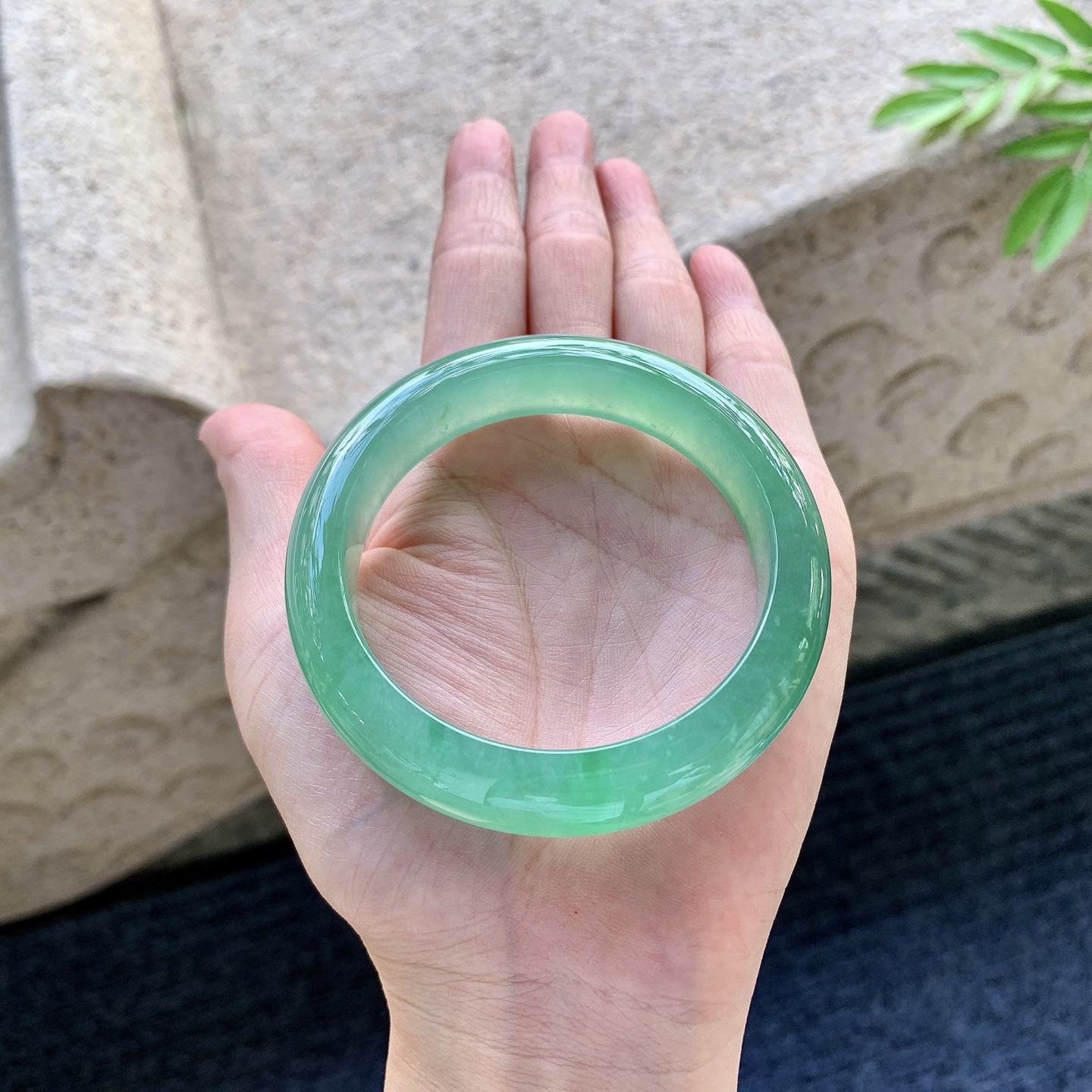 正圈53 54 圈口54.3/13.6/8.7 编码TT092942 冰糯满绿，水润，种老，细腻，打灯有絮线