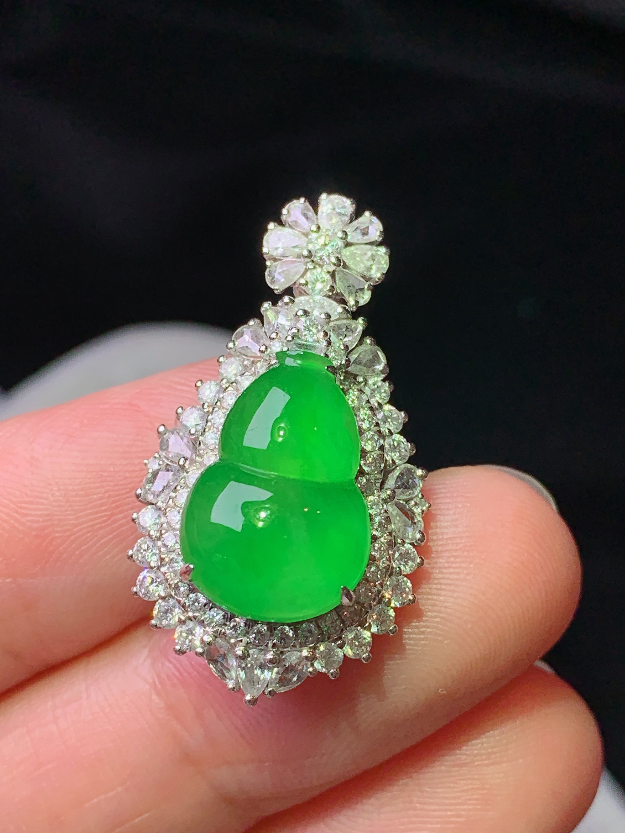 18k金钻镶嵌冰阳绿葫芦吊坠 玉质细腻 色泽艳丽清新 水润亮眼 整体尺寸29*16.3*10.6 e2