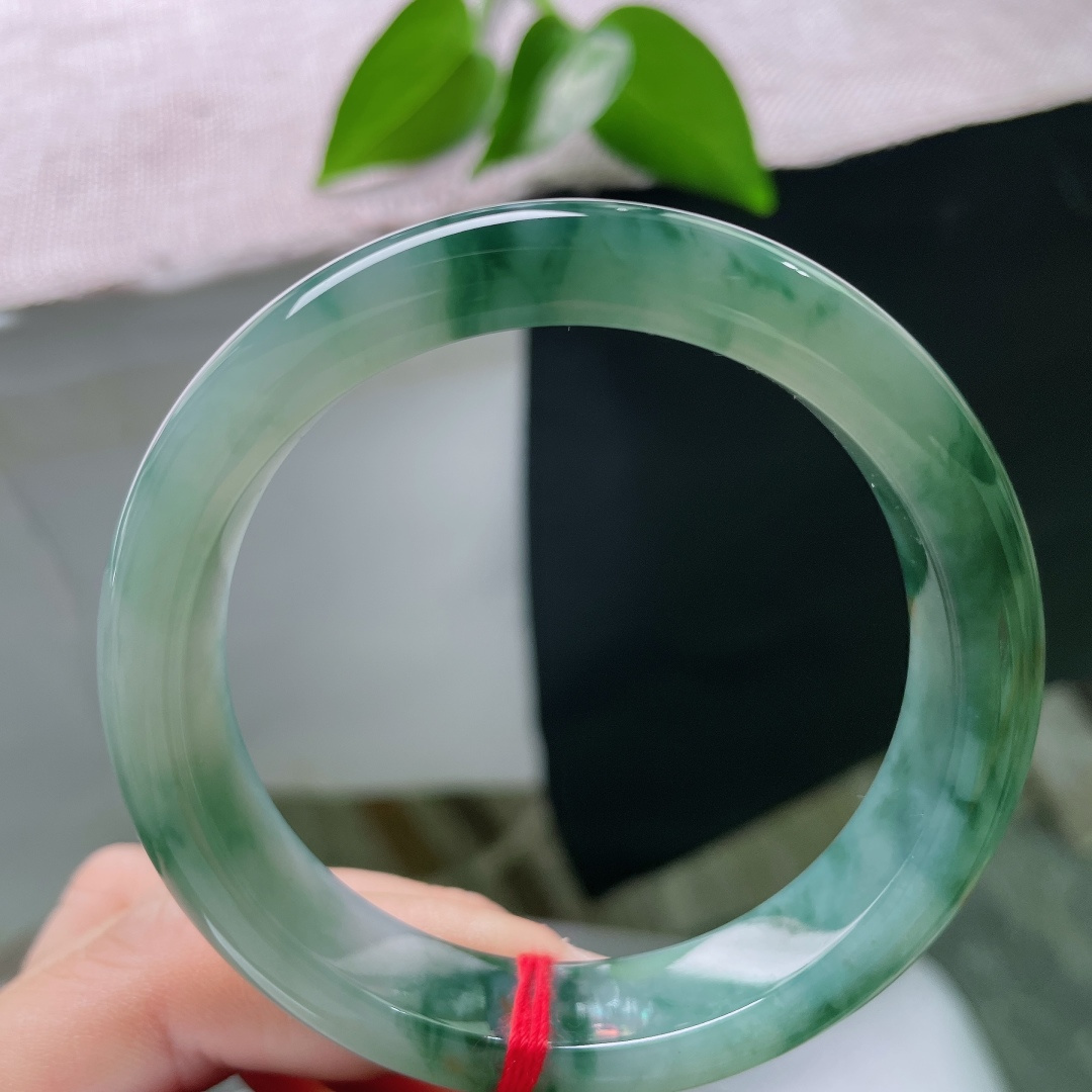 56.1/12.5/8.5，飘花正圈，无裂，洒金，幽翠墨韵缓缓萦绕玉圈，冰种水头充盈，端庄素镯，塑造沉静淡然优雅气质。ss59414a