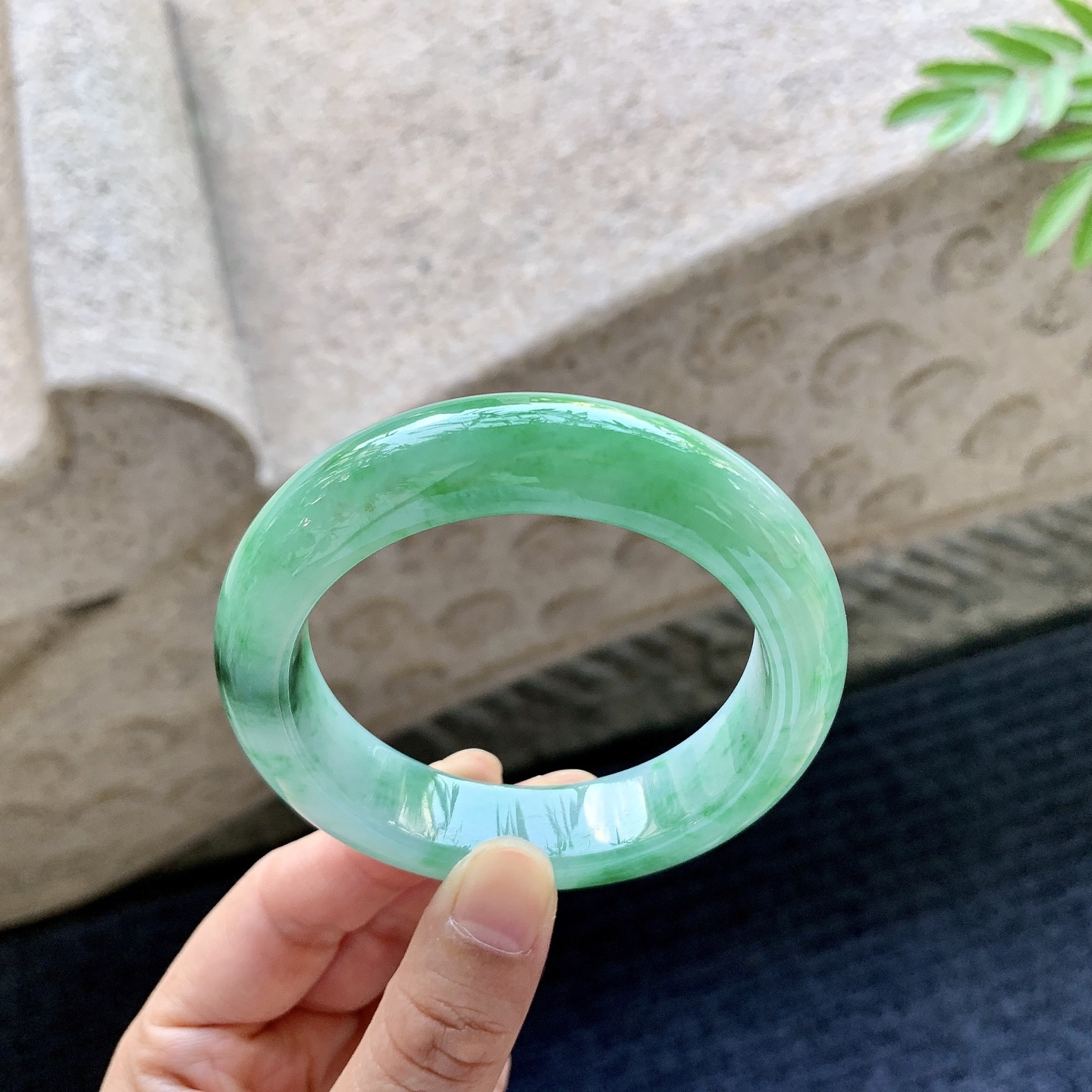 正圈53 54 圈口54.6/14.3/9.7 编码WW092928 细糯飘绿，水润，种老，细腻，打灯有棉线