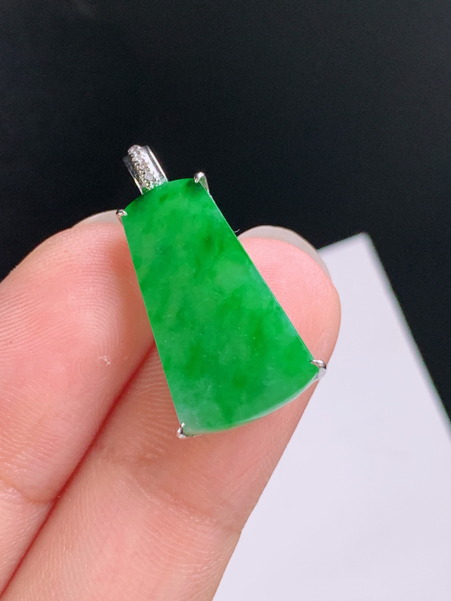 ️ 阳绿方牌吊坠，颜色鲜亮，质感浑厚，裸石20.5-11.1-2.525.6