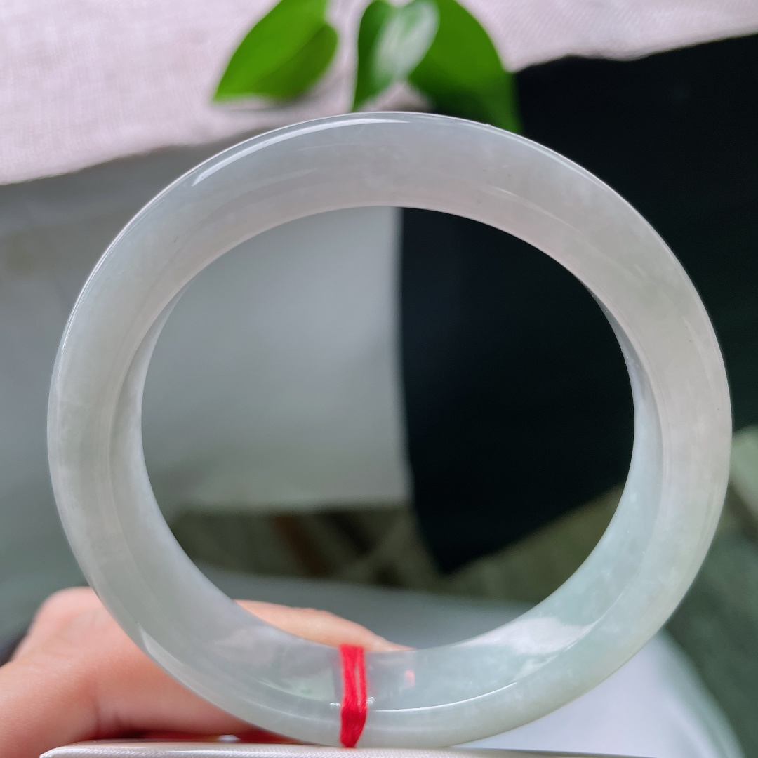 58/11.6/8，淡绿底正圈，晶体纹，玉色柔和均匀，光泽温润清透，不寡淡不浮夸，清雅低调。ss59921a