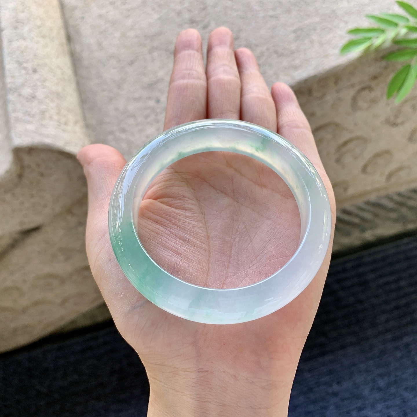 正圈55 56 圈口56.1/13.2/8.8 编码GJ092936 冰种飘绿花，起光，清透，水润，种老，细腻，内侧有棉线