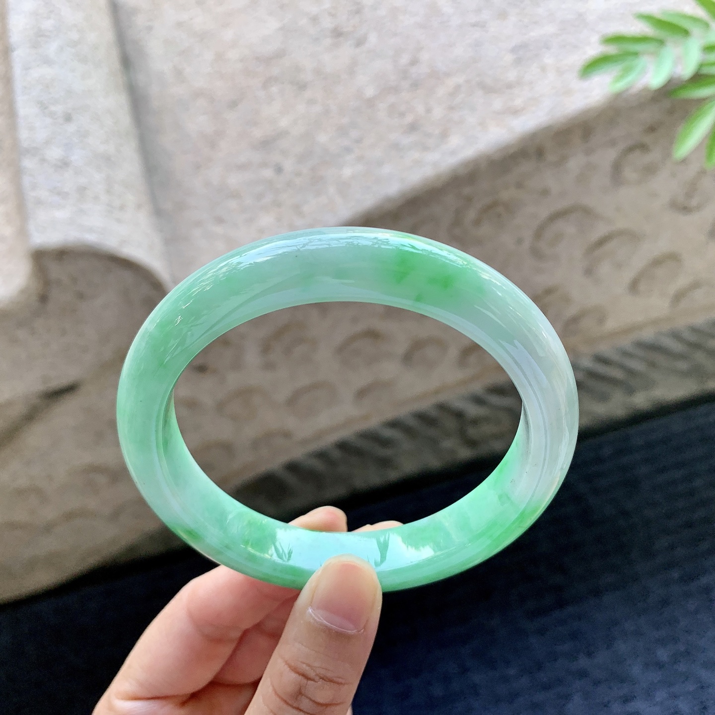 正圈61 62 圈口62.8/13/8.7 编码HJ092902 细糯飘绿，水润，种老，细腻，打灯有纹线