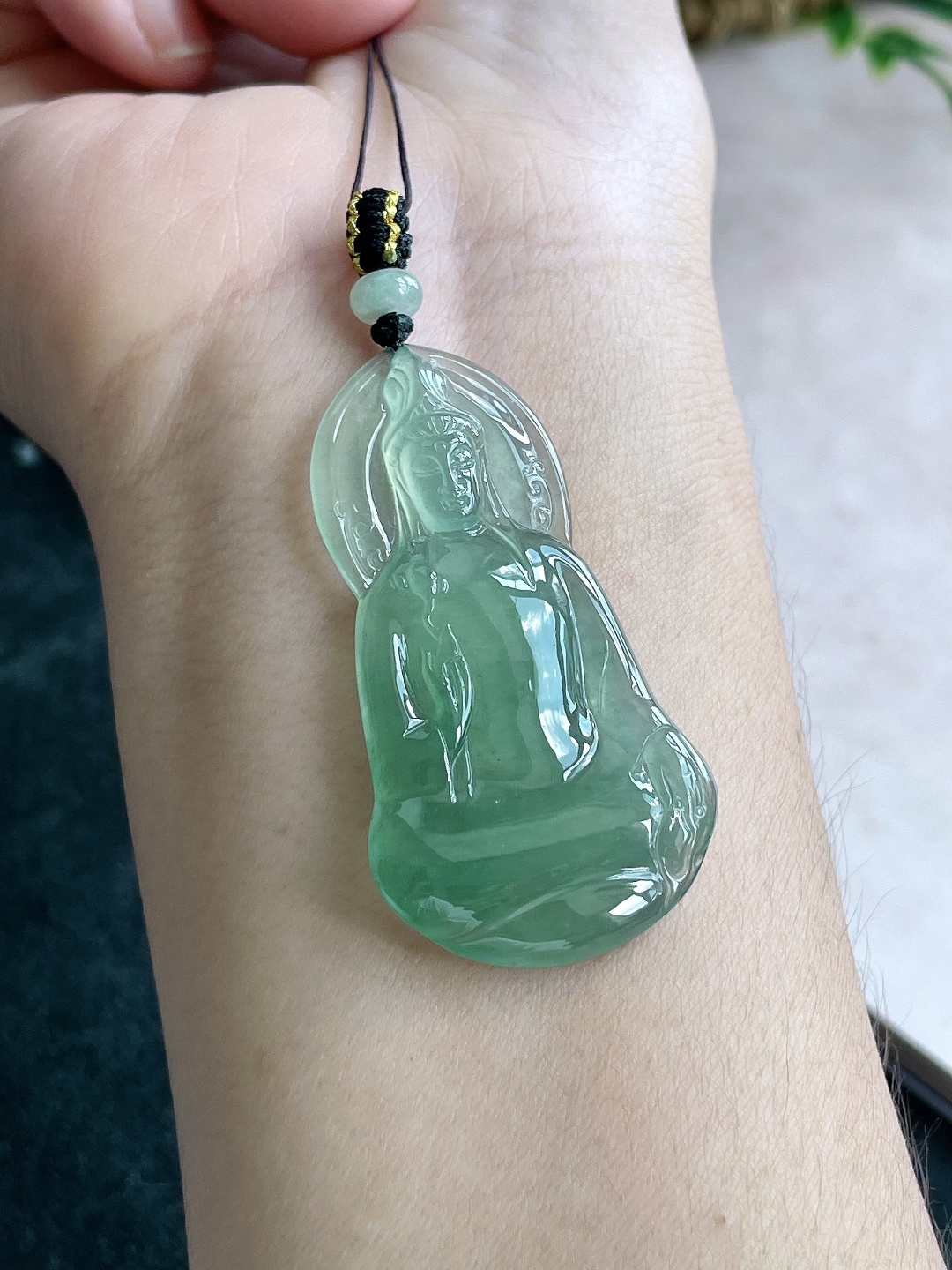 【裸石】冰晴绿大势至观音持莲观音牌吊坠 【说明】缅甸 无裂 性比高 【尺寸】49.8-27.5-5