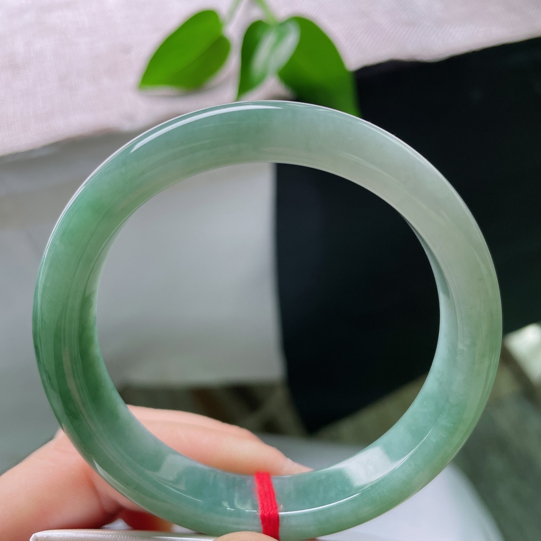 56.6/11.8/8.3，蓝底正圈，无裂，冰底清润澄澈，油绿色调沉静温润，镯身蕴草木幽韵，演绎含蓄典雅东方国风之美。ss59620a