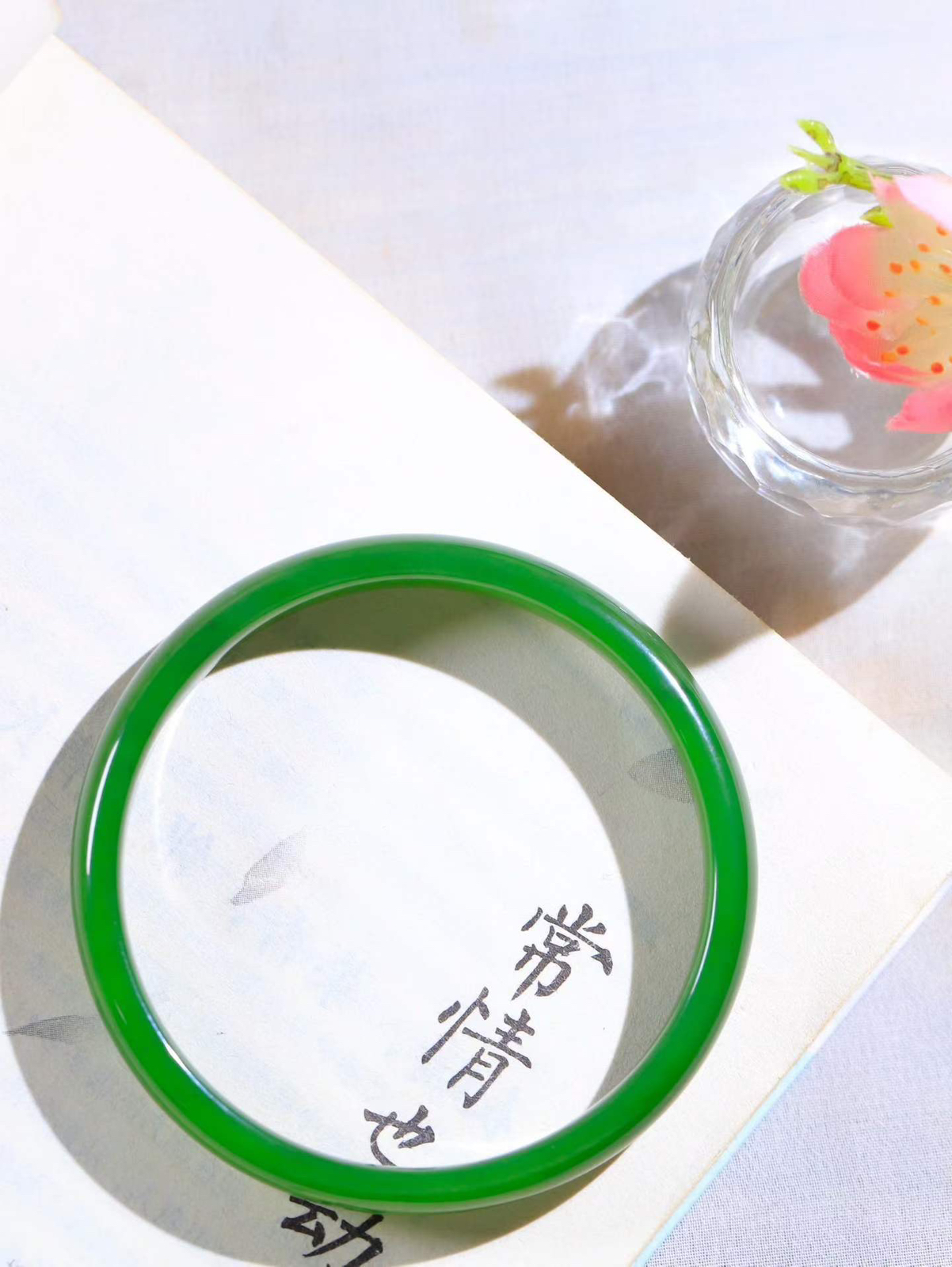 【碧波流转·手镯】

精品️和田玉碧玉手镯，玉质细腻温润，手感舒适，️线条流畅，简约大气，美自天成，佩戴于腕间，婉约之美，举手投足间透出那份低调奢华，醉人心扉。
重26.37克 内径圈口59.5mm尺寸9-4.9mm  FDA-13902408