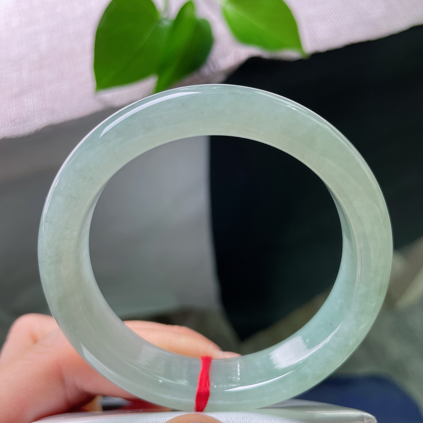 54.6/13/8.3，绿底正圈，一点皮纹，&nbsp;满圈沉静温润的油晴色调，玉质内敛柔和，似幽潭