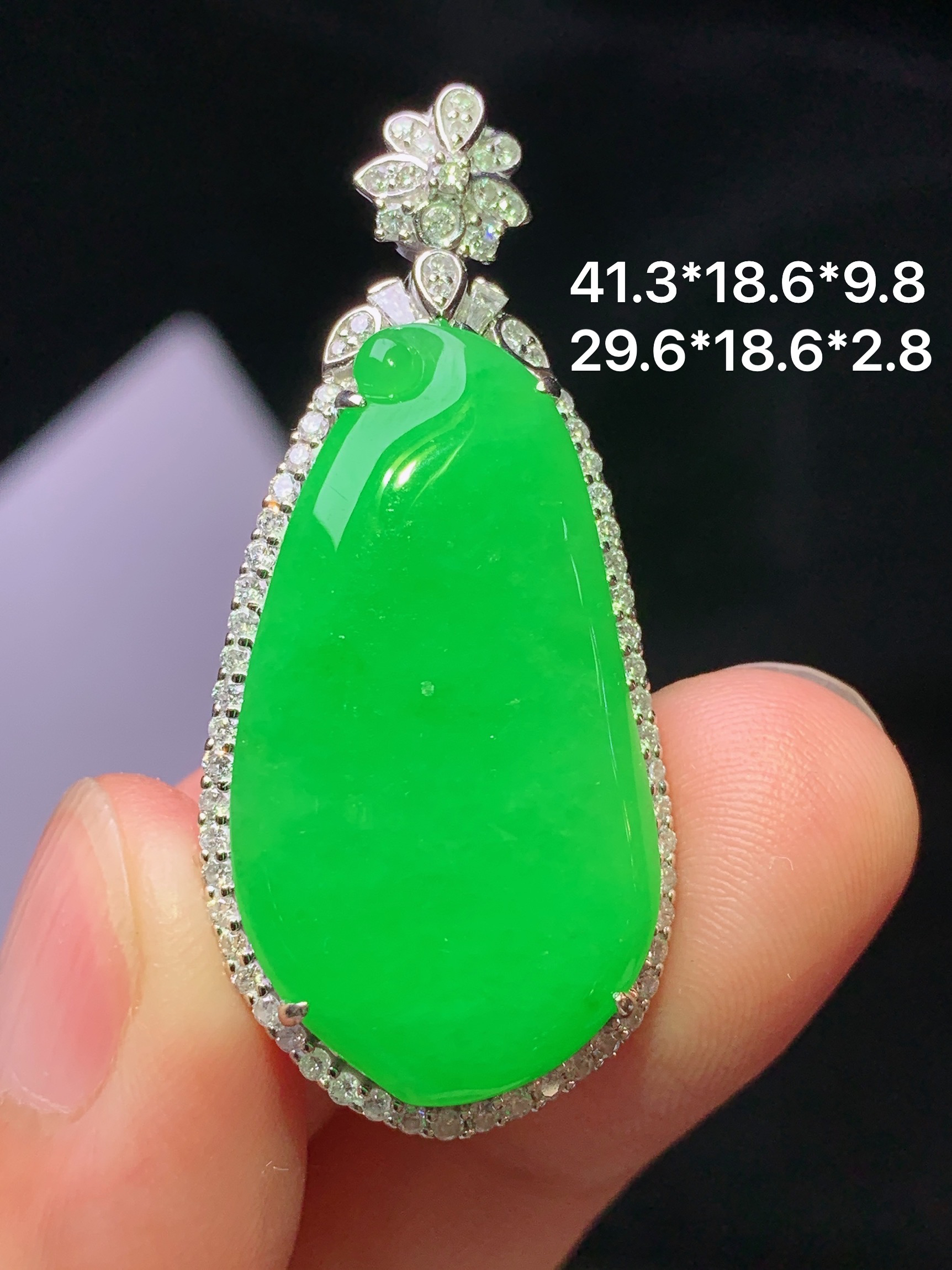 18k金钻镶嵌阳绿福瓜吊坠 玉质细腻 色泽艳丽清新 水润亮眼 整体尺寸41.3*18.6*9.8 y2