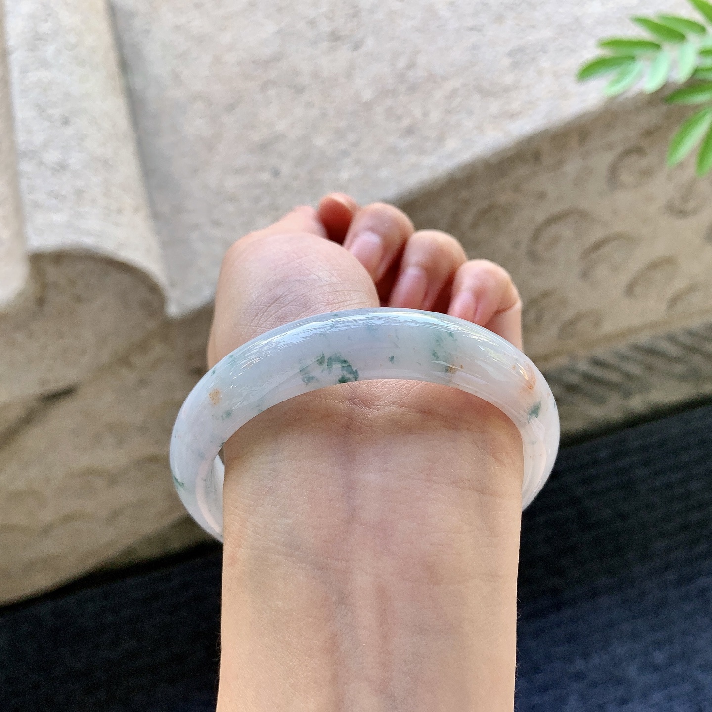 正圈57 58 圈口58.3/13.8/7.4 编码HJ092904 细糯紫底飘花，飘黄翡，水润，种老，细腻，无裂
