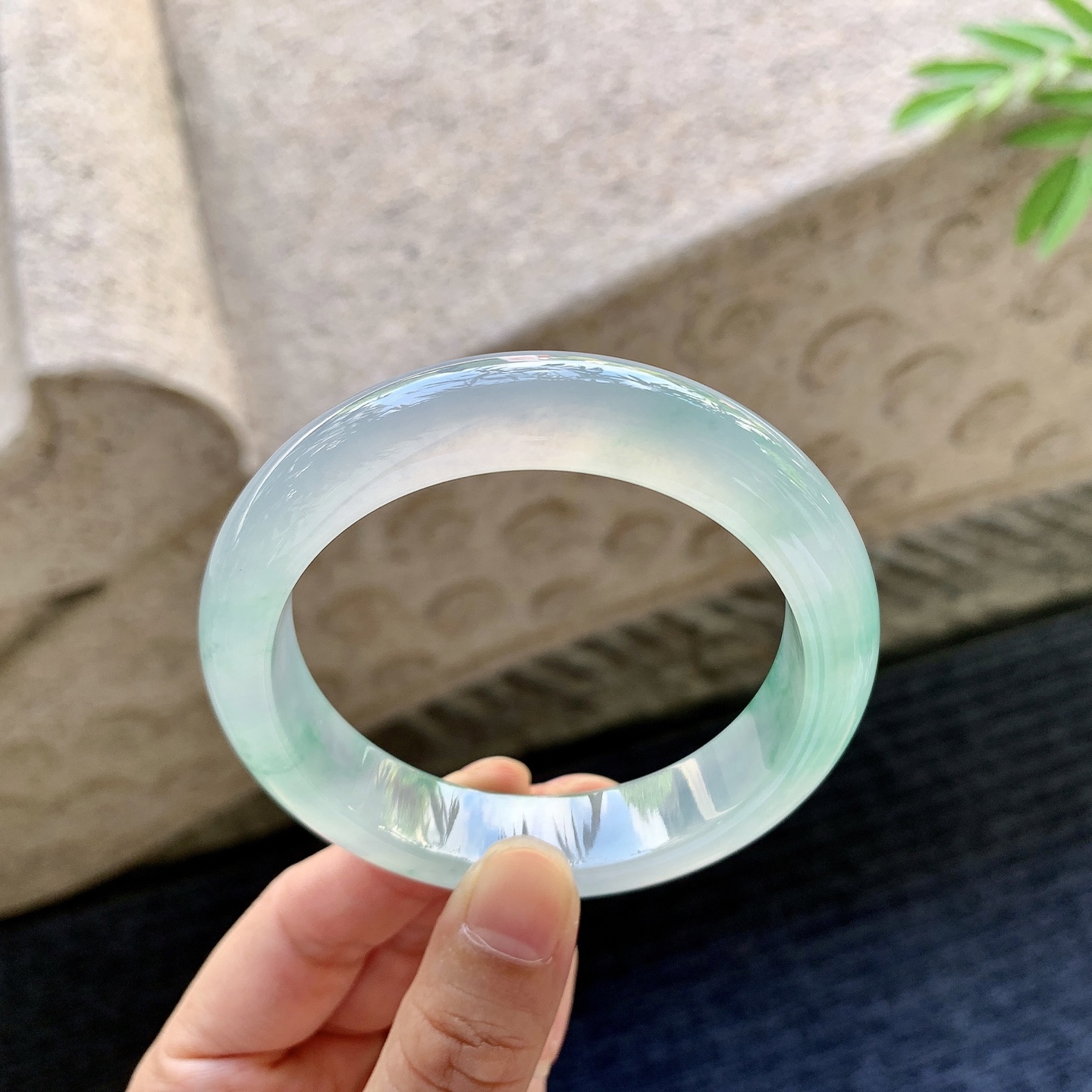 正圈55 56 圈口56.1/13.2/8.8 编码GJ092936 冰种飘绿花，起光，清透，水润，种老，细腻，内侧有棉线