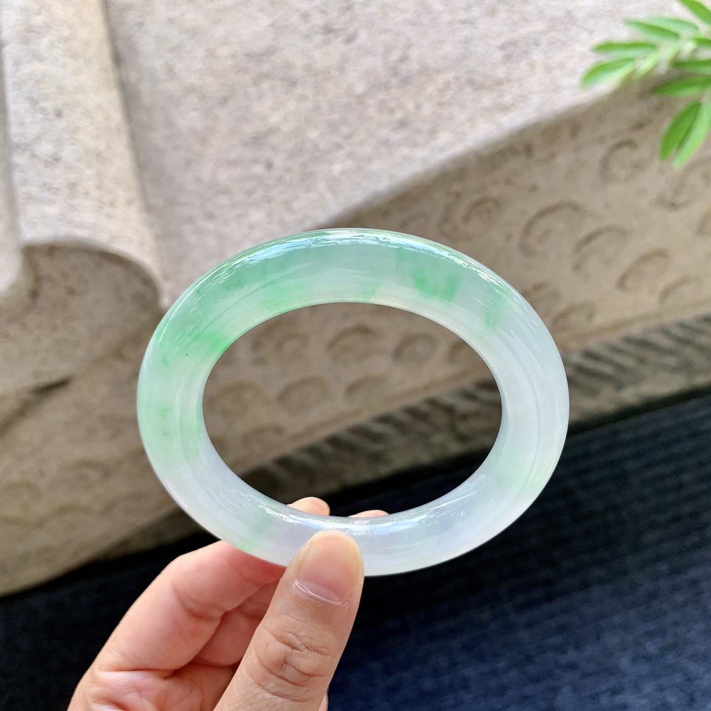 圆条55 56 圈口56.1/11.3/11.9 编码GJ092938 冰糯飘绿，清透，水润，种老，细腻，无裂