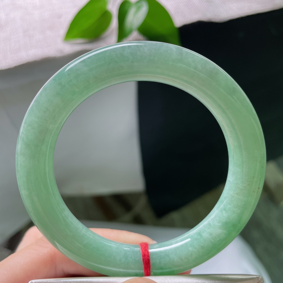 56.6/11.5，绿底圆条，无裂，满圈柔和湖绿色调，玉质细腻莹润，浑厚圆条版型，上手端庄沉静韵味悠长。ss59259a