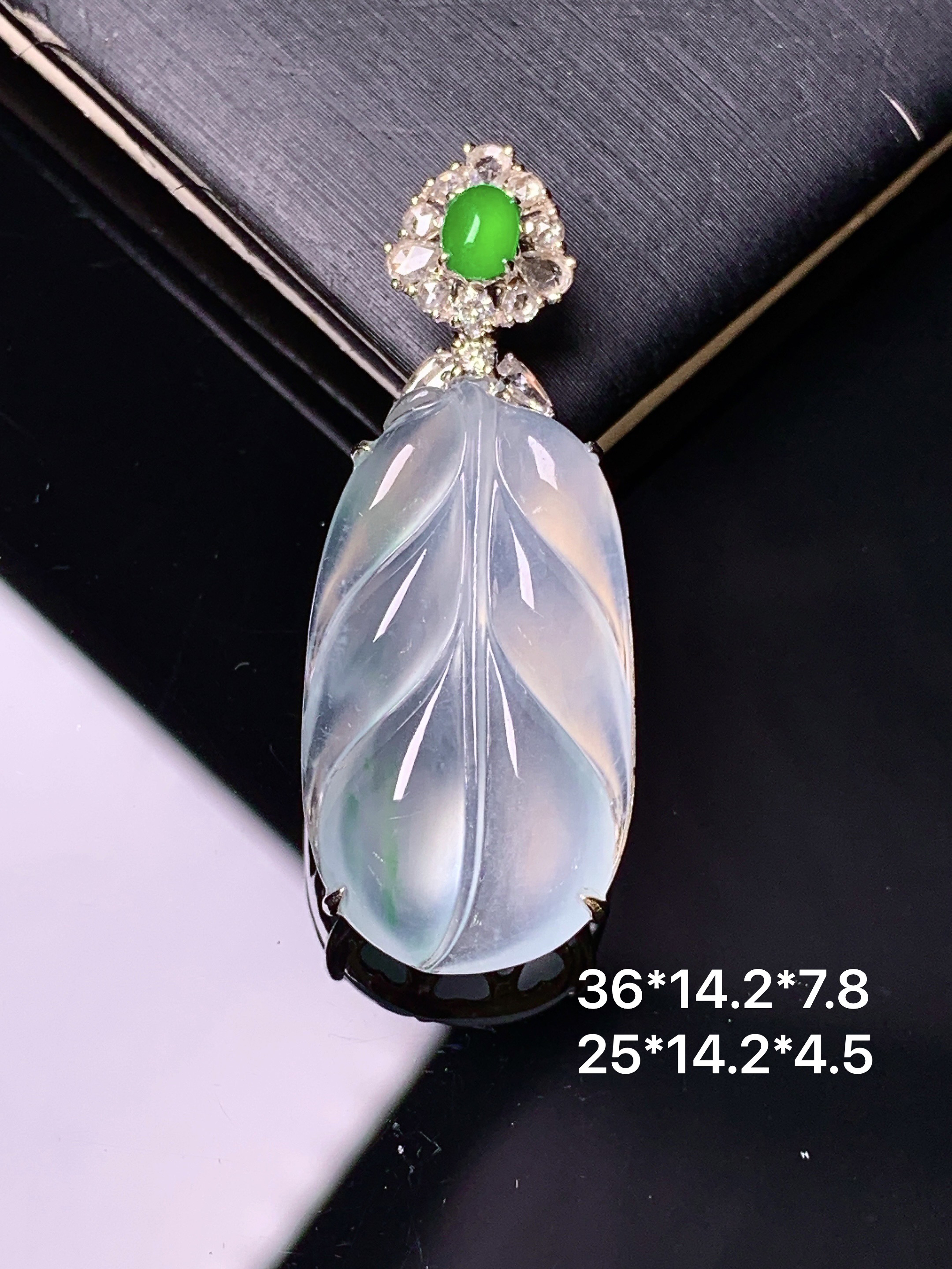 18k金钻镶嵌冰种树叶吊坠 玉质细腻 色泽艳丽清新 水润亮眼 整体尺寸36*14.2*7.8 L8