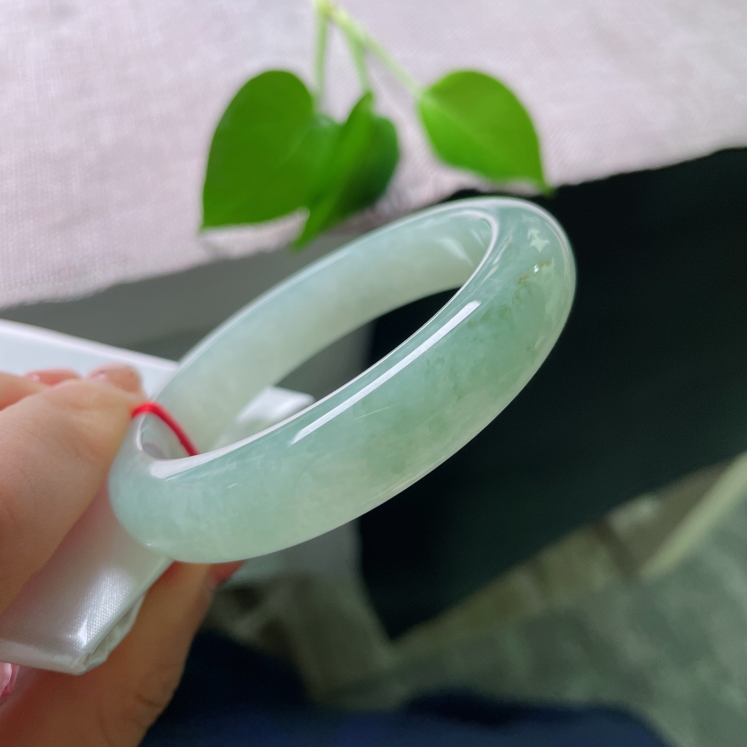 54.6/13/8.3，绿底正圈，一点皮纹，满圈沉静温润的油晴色调，玉质内敛柔和，似幽潭静水，不张扬，自带沉静安然的气韵。ss56994a