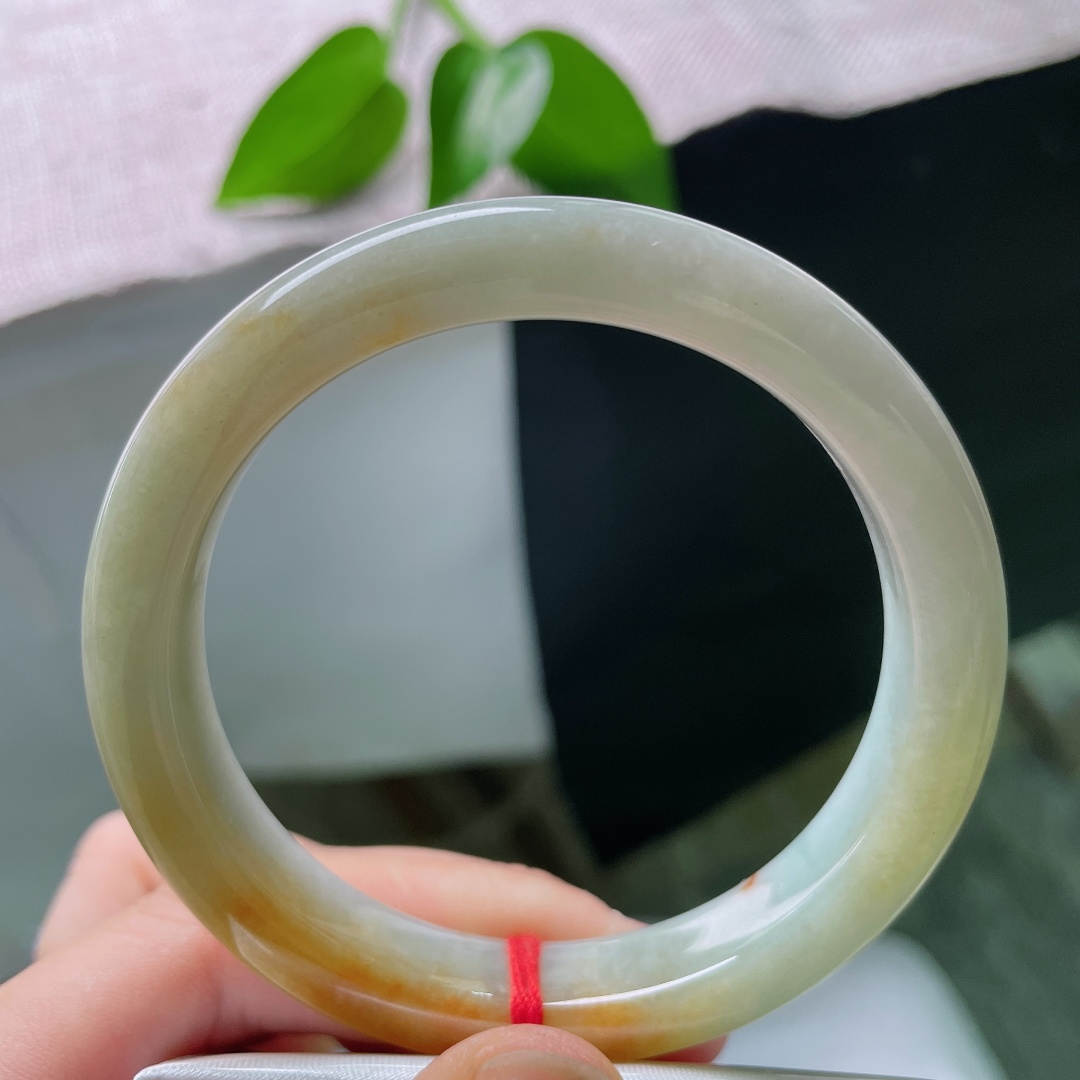 56.8/10.6/8.5，黄翡正圈，一点皮纹，温润玉底清透柔和，一抹金黄缱绻萦绕镯身，金秋诗意流转，尽显复古雅致国风韵味。ss59657a