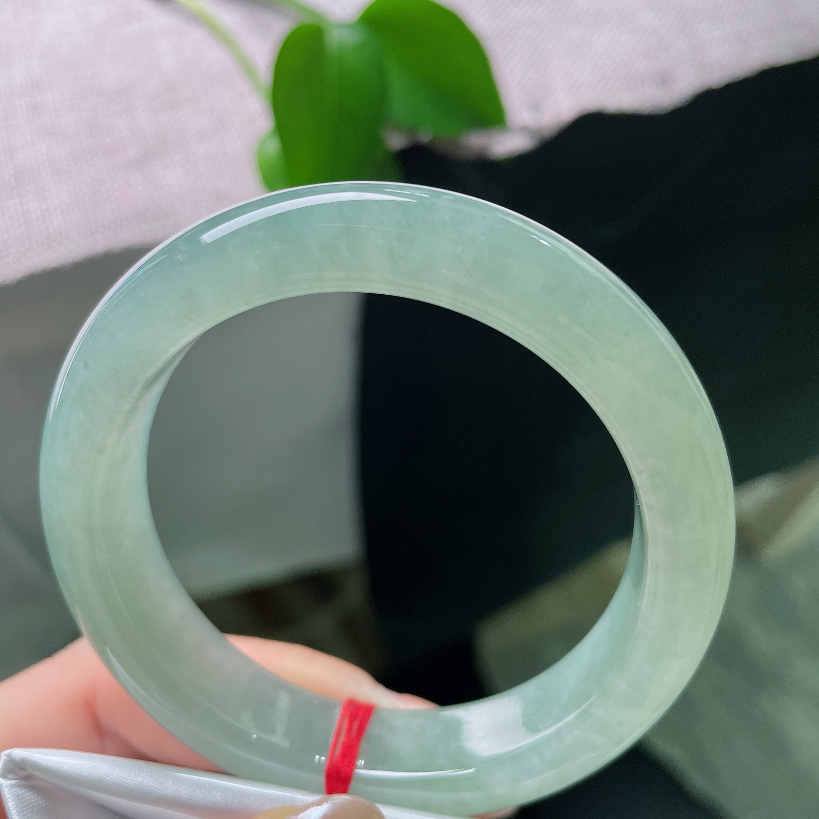 #限时秒杀#55.5/13.2/9.2，绿底正圈，一点皮纹，冰润质感，宽厚饱满，握在手中颇有分量，上手沉稳端庄，自带一份从容气度。ss58521a