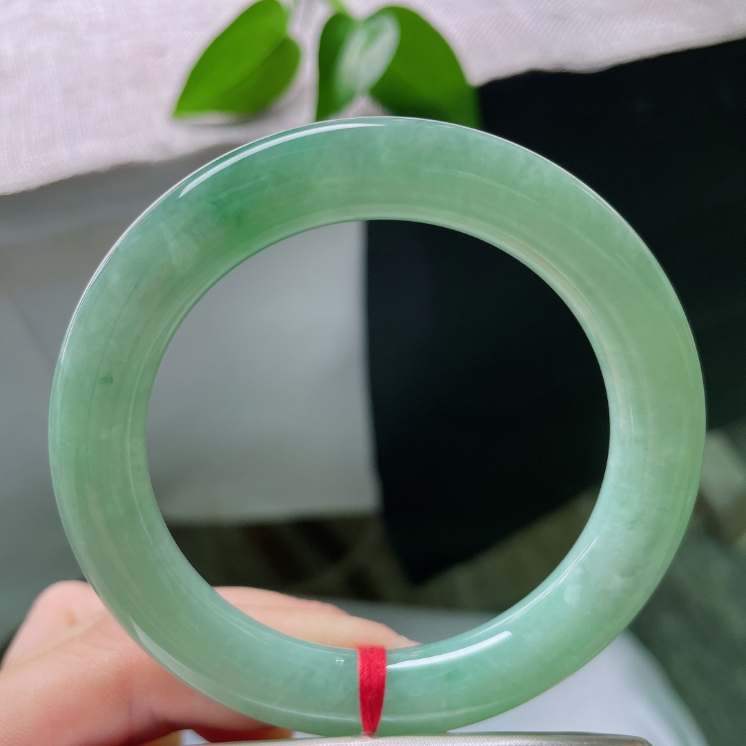 55.9/10.9，绿底圆条，晶体，清润湖绿底色澄澈，灵动飘花悠然散落，圆条浑厚饱满，上手端庄娴静韵