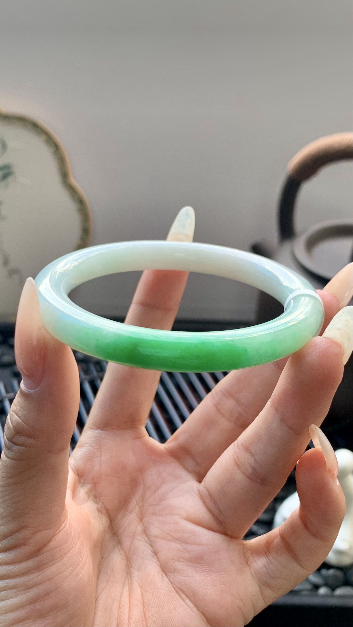 飘绿白底青美人条圆条手镯成品 B6928-3 尺寸：56-8.5-9