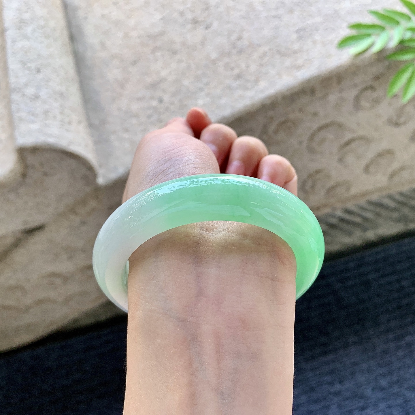 正圈54 55 圈口54.9/12.6/10.4 编码A3092946 糯冰椿彩，水润，种老，细腻，无裂