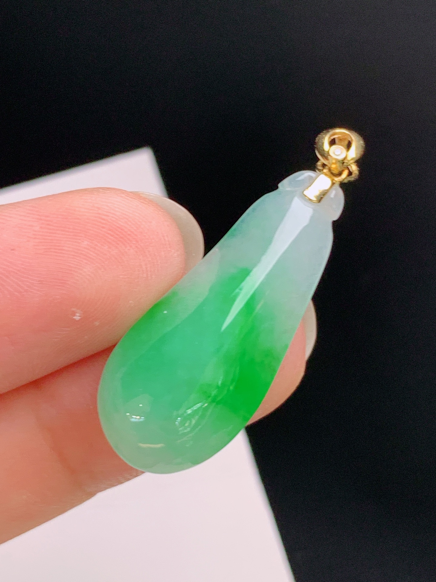️ 冰飘绿福瓜吊坠，翠色明艳，种水细腻，器型优美 裸石28.7-12.8-6 整体35.3 52