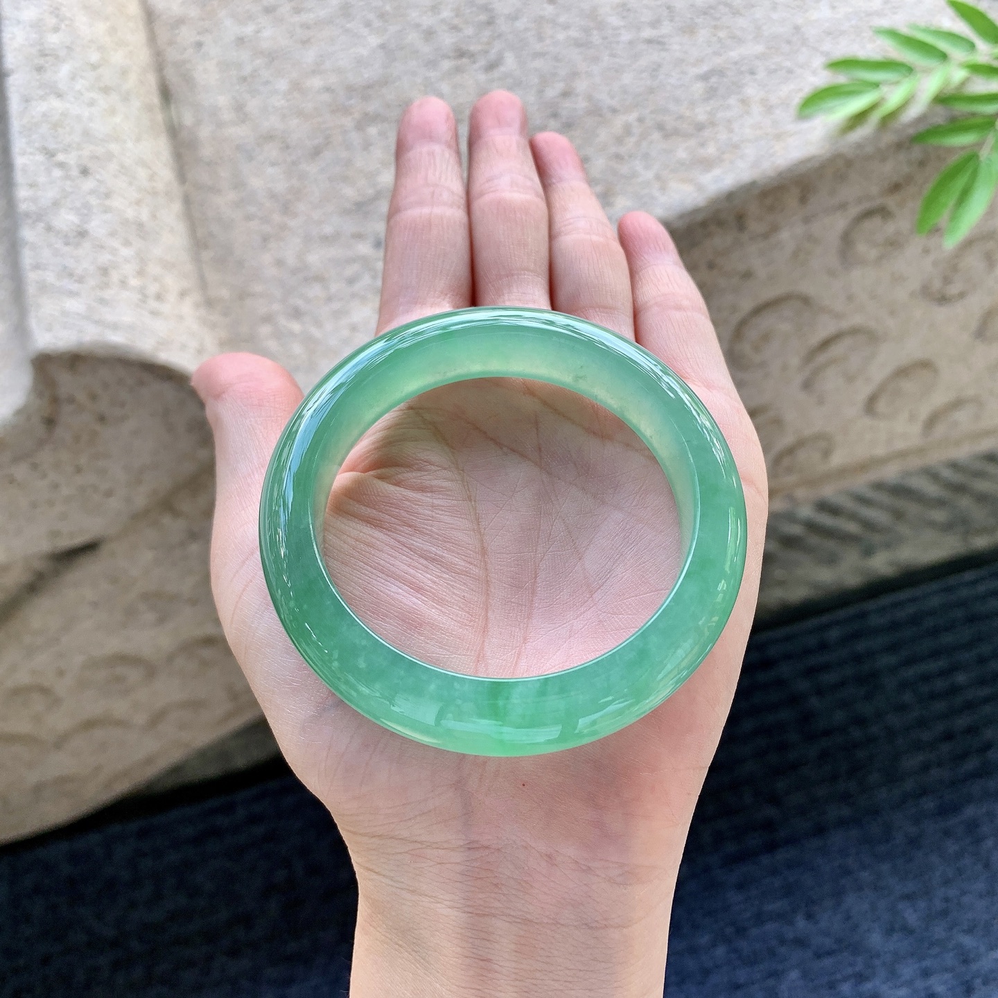 正圈53 54 圈口54.3/13.6/8.7 编码TT092942 冰糯满绿，水润，种老，细腻，打