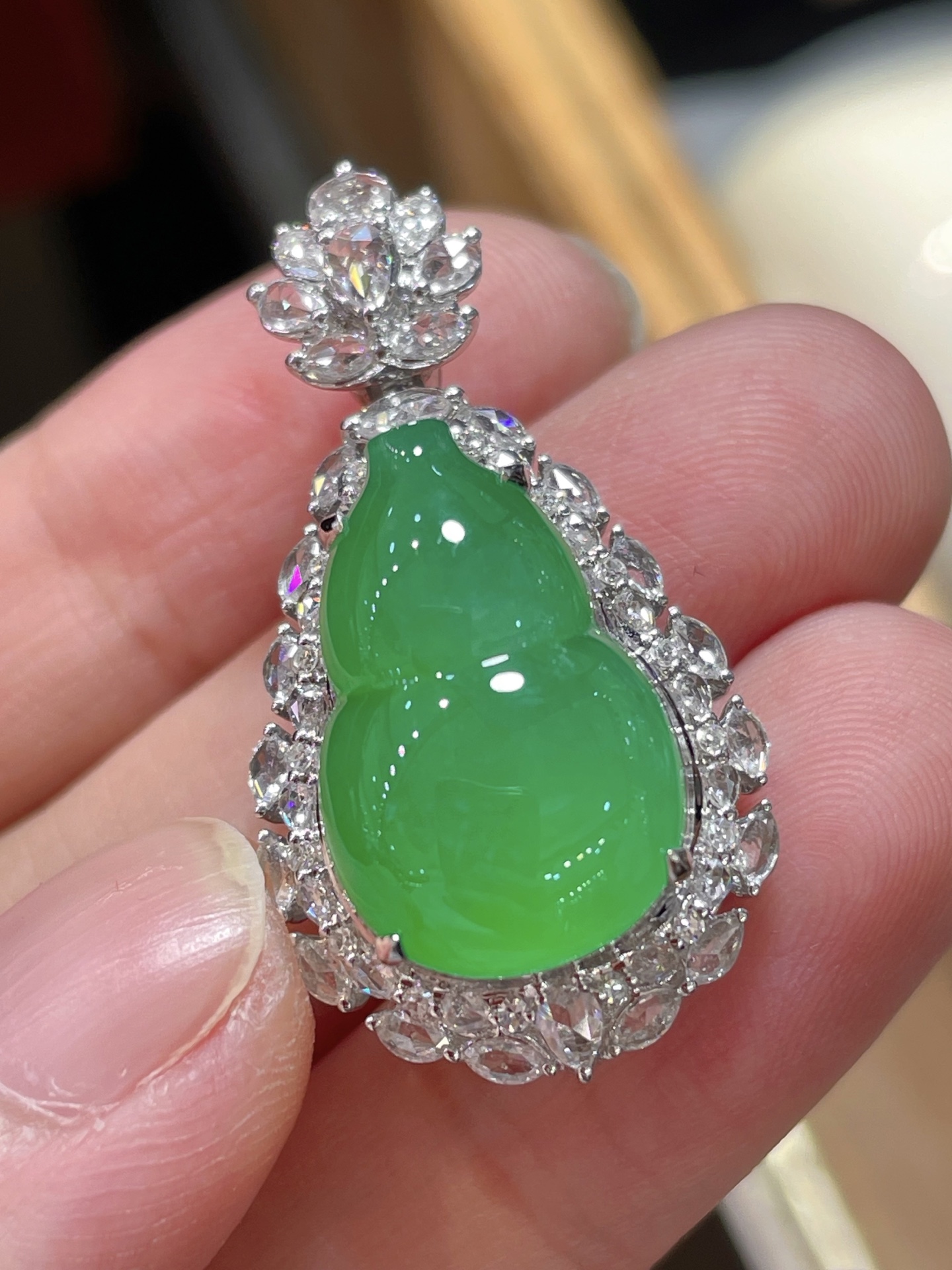 ️ 性比高 阳绿翡翠葫芦吊坠 满色，料子水润通透，种老起光。 18k金镶嵌，非常时尚好看，18.8-12.3-4.8