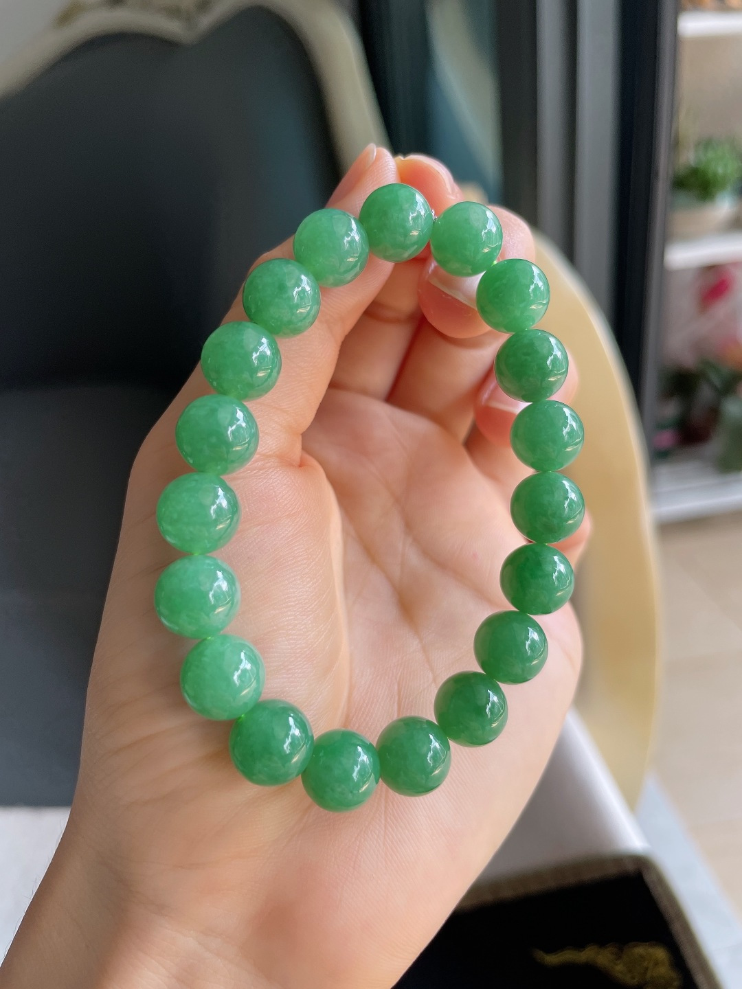 缅甸天然翡翠A货，冰满绿手串，尺寸：10mm。【编4736】