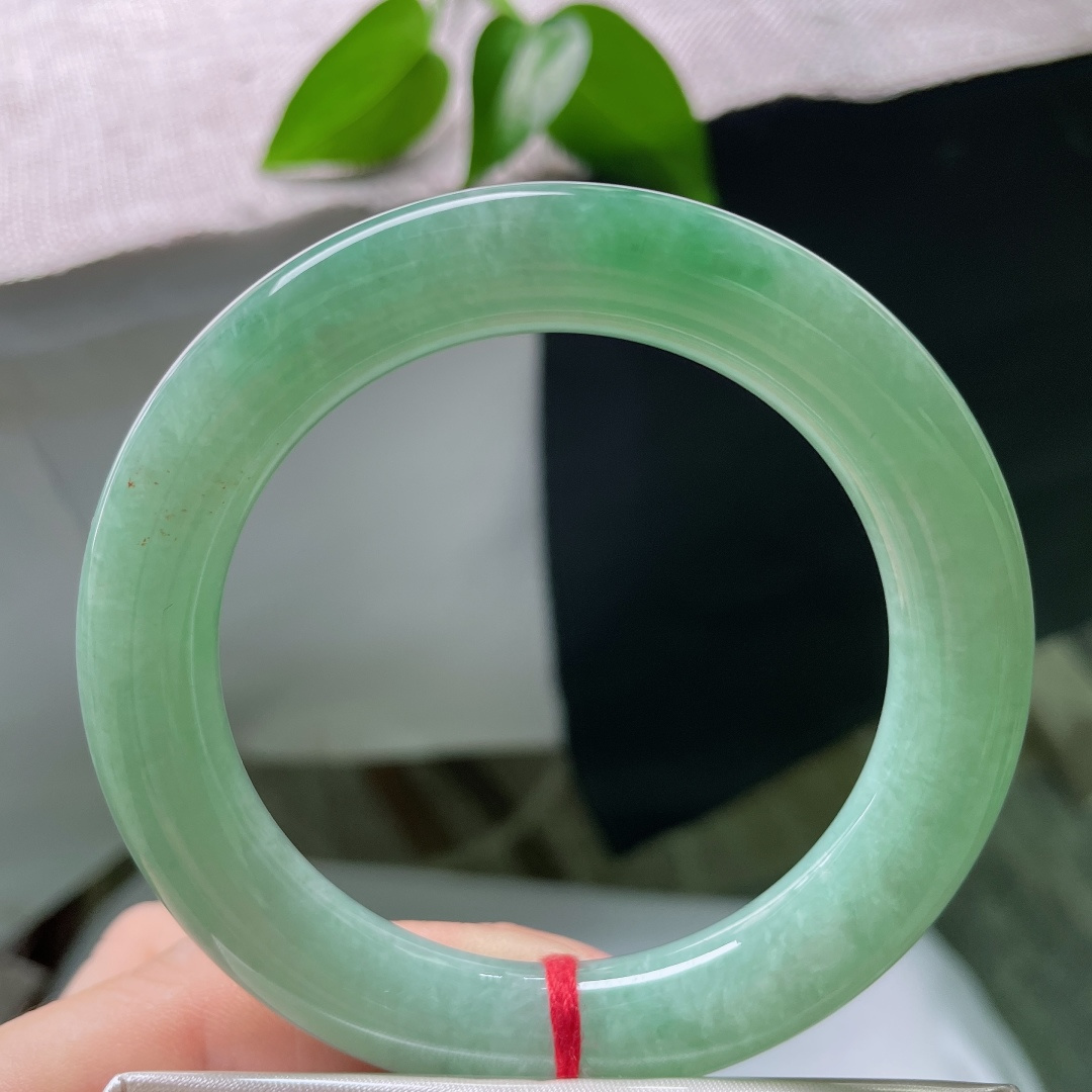 56.6/11.5，绿底圆条，无裂，满圈柔和湖绿色调，玉质细腻莹润，浑厚圆条版型，上手端庄沉静韵味悠