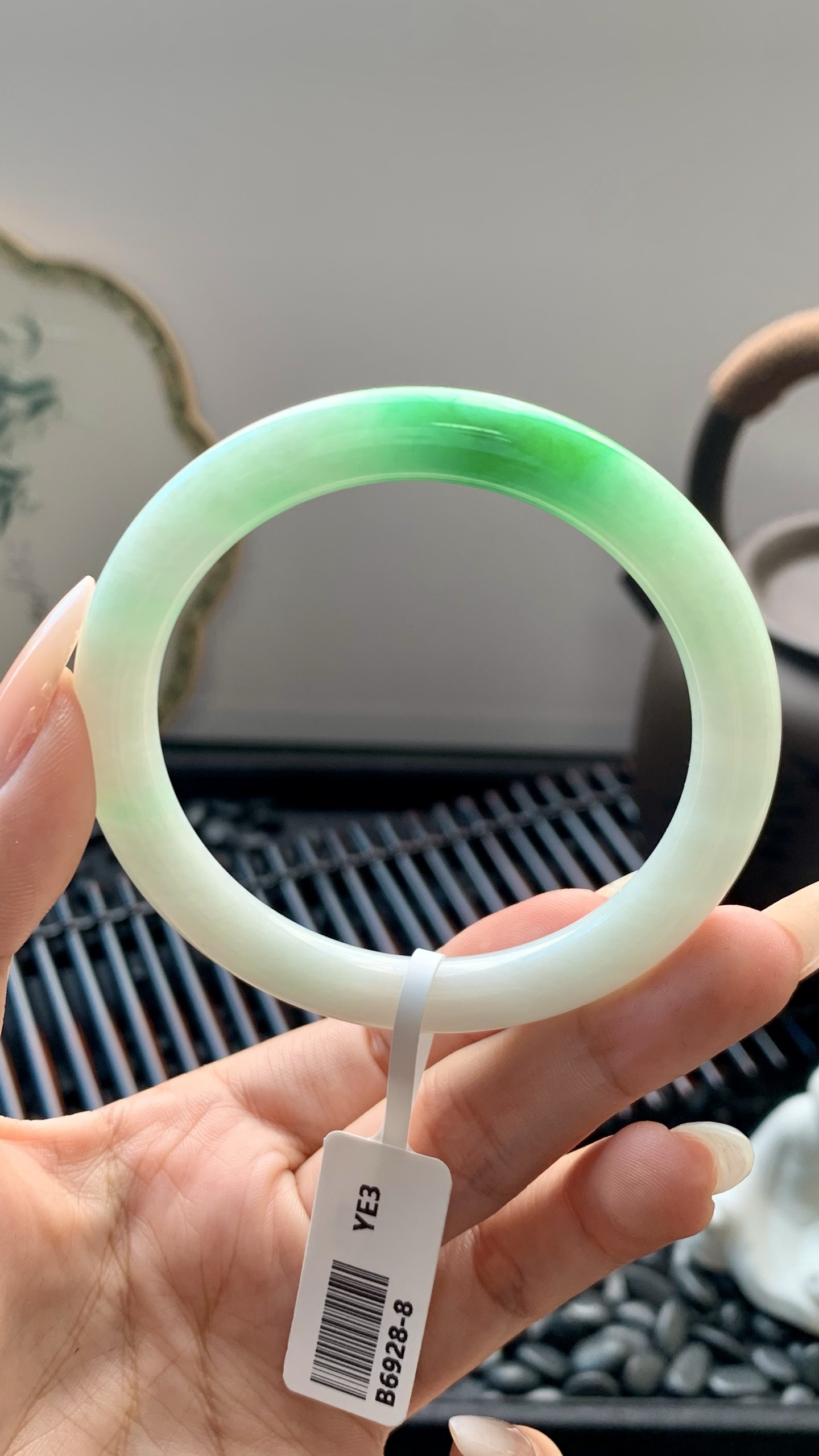 飘绿白底青美人条圆条手镯成品 B6928-8 尺寸：55.5-8-8
