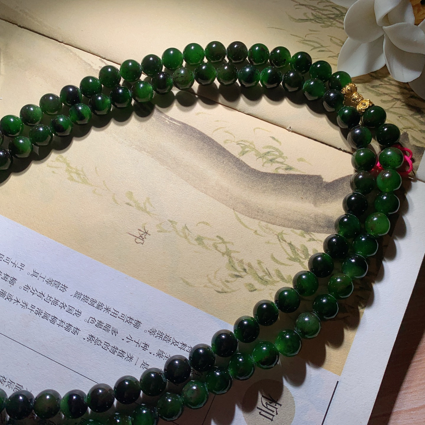 和田玉红皮料阳绿绿俄罗斯碧玉108佛珠项链 单颗尺寸8重88克 玉质细腻油润 底色纯净 脂粉好，品质好。lt260928