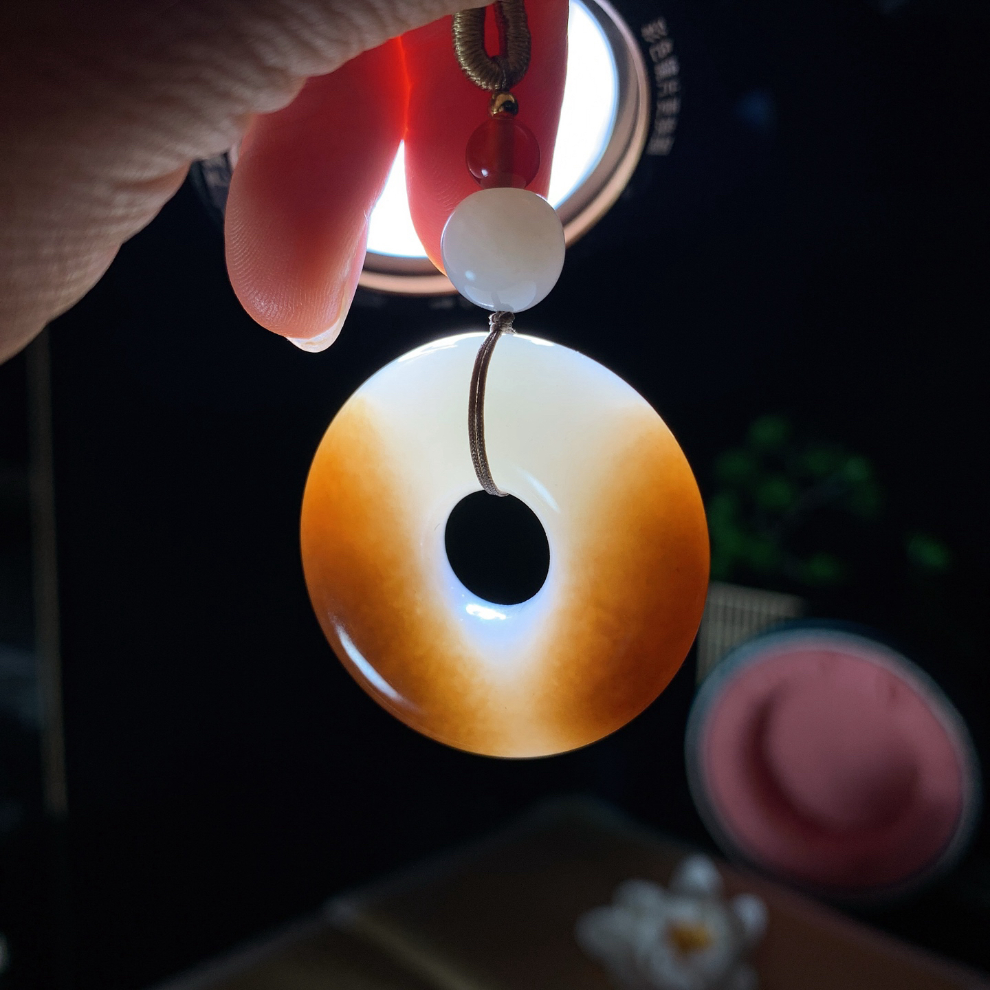新疆和田玉白玉且末糖平安环挂件 尺寸36/11重27.5克。玉质细腻油润。手推出油。佩戴高端典雅。lt260928