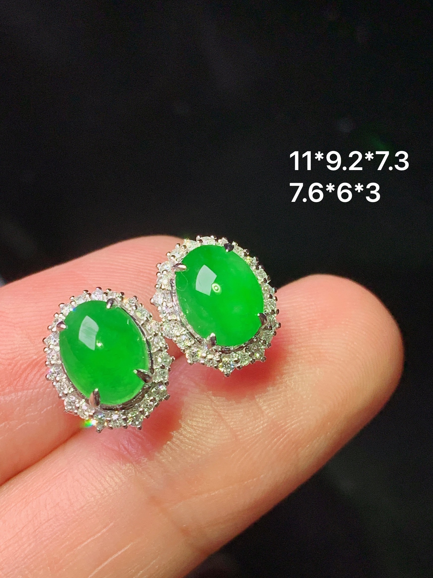 18k金钻镶嵌阳绿蛋面耳钉 玉质细腻 色泽艳丽清新 水润亮眼 整体尺寸11*9.2*7.3 f1