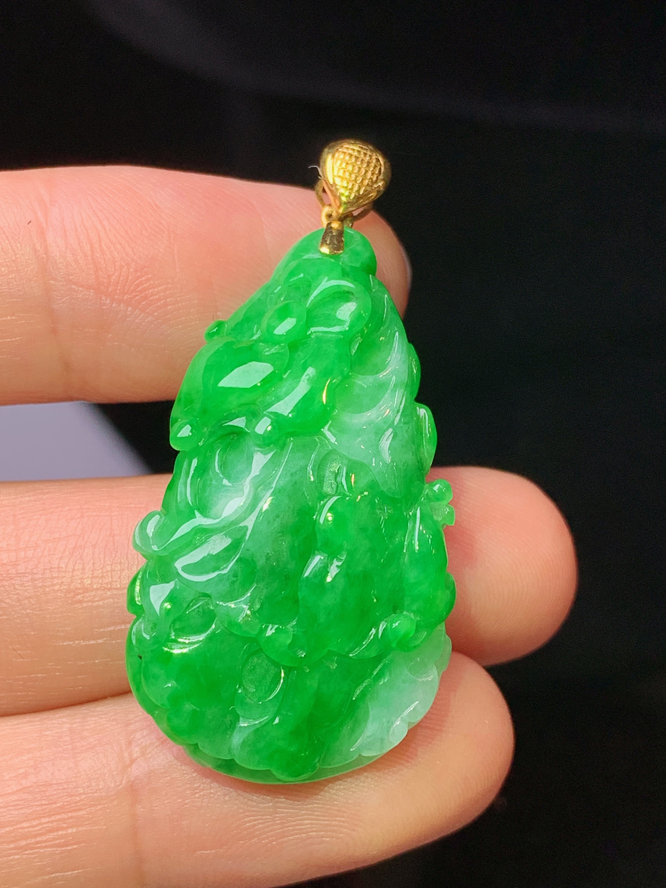 18k金镶嵌阳绿白菜吊坠 玉质细腻 色泽艳丽清新 水润亮眼 整体尺寸40.8*19.5*9.5 a5