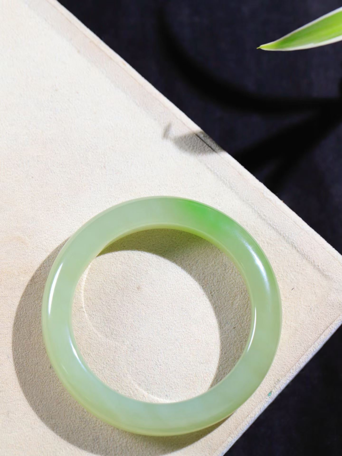 【翠色怡人.手镯】

精品和田玉翠青手镯，精品超级美镯，玉质细腻饱满，️温润脂香，仙雾缥缈，怡静如画，意蕴十足～，戴于腕间，神秘与高贵并存，给人以出尘的风雅，优美脱俗，气质非凡。重59.17克 内径54.5mm尺寸12-9.7mm19902400A