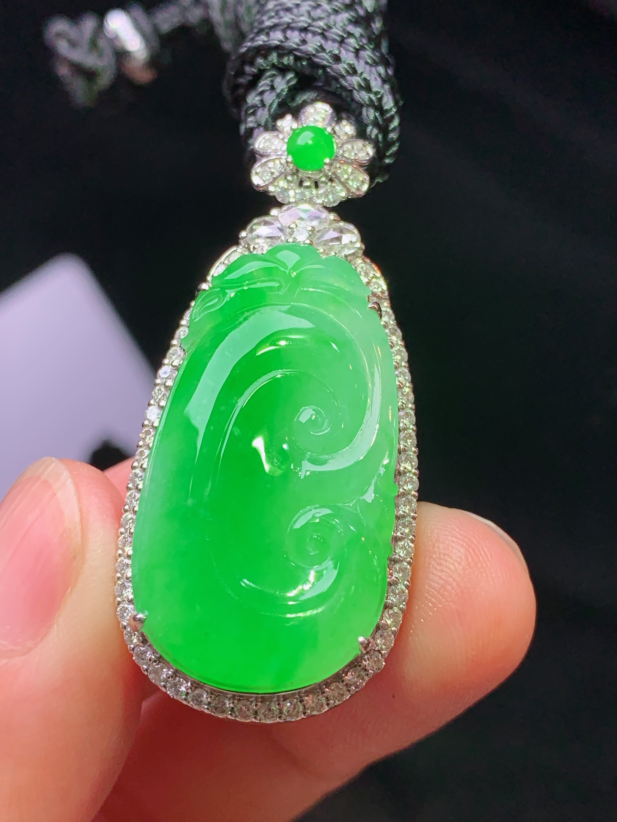 18k金钻镶嵌阳绿如意吊坠 玉质细腻 色泽艳丽清新 水润亮眼 整体尺寸42.2*18.8*10.8 i1