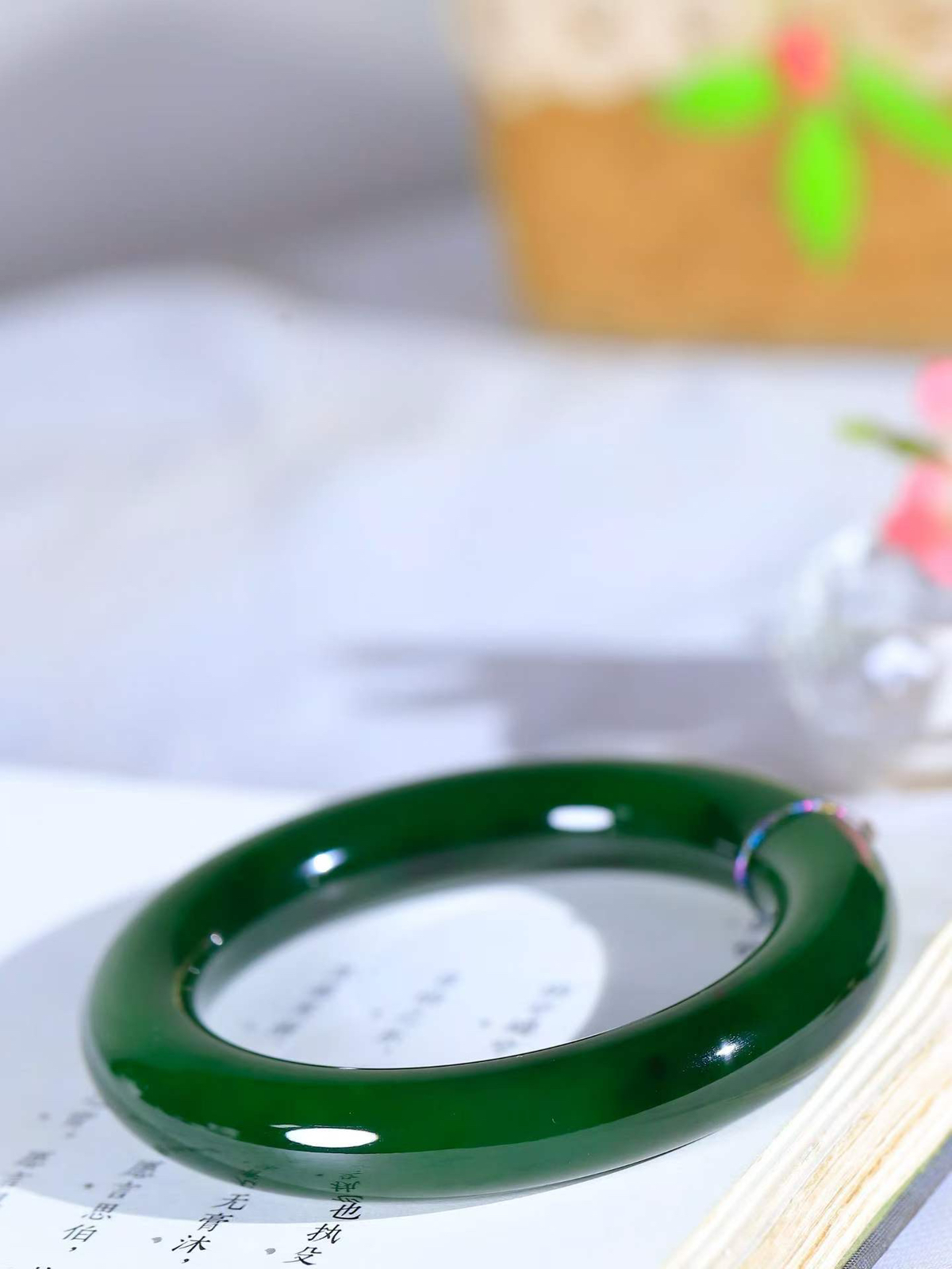 【碧波流转·手镯】

收藏级臻品️和田玉碧玉圆条手镯，玉质极其细腻温润，手感舒适，️线条流畅，简约大气，美自天成，佩戴于腕间，婉约之美，举手投足间透出那份低调奢华，醉人心扉。
重81.94克 内径圈口56.5mm尺寸12-12.6mm  FDA-13902508
