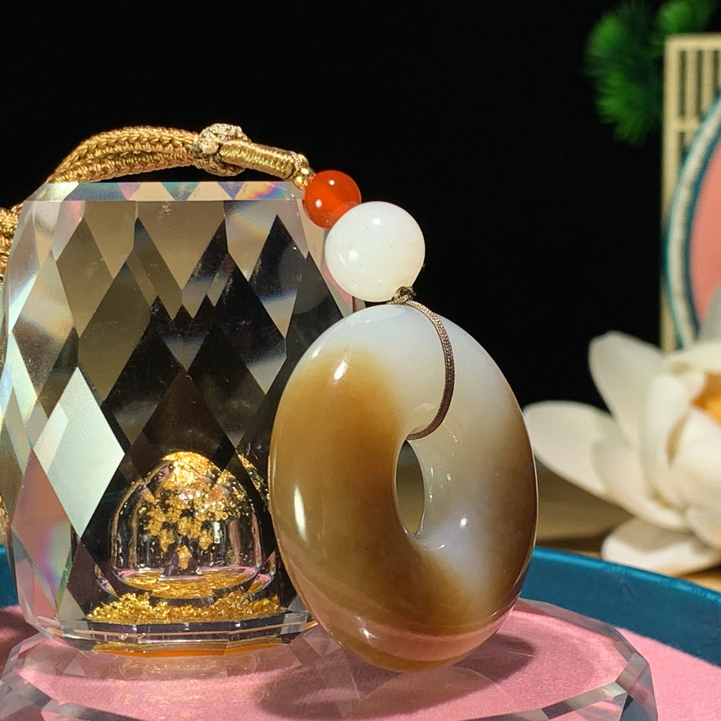 新疆和田玉白玉且末糖平安环挂件 尺寸36/11重27.5克。玉质细腻油润。手推出油。佩戴高端典雅。lt260928