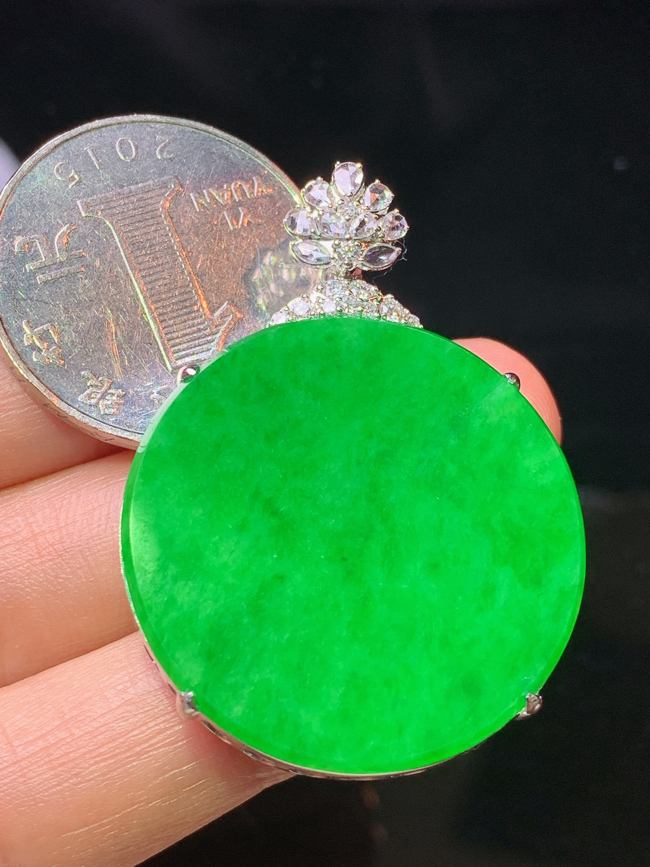 18k金钻镶嵌阳绿圆牌吊坠 玉质细腻 色泽艳丽清新 水润亮眼 整体尺寸41.6*30*5.6 h1