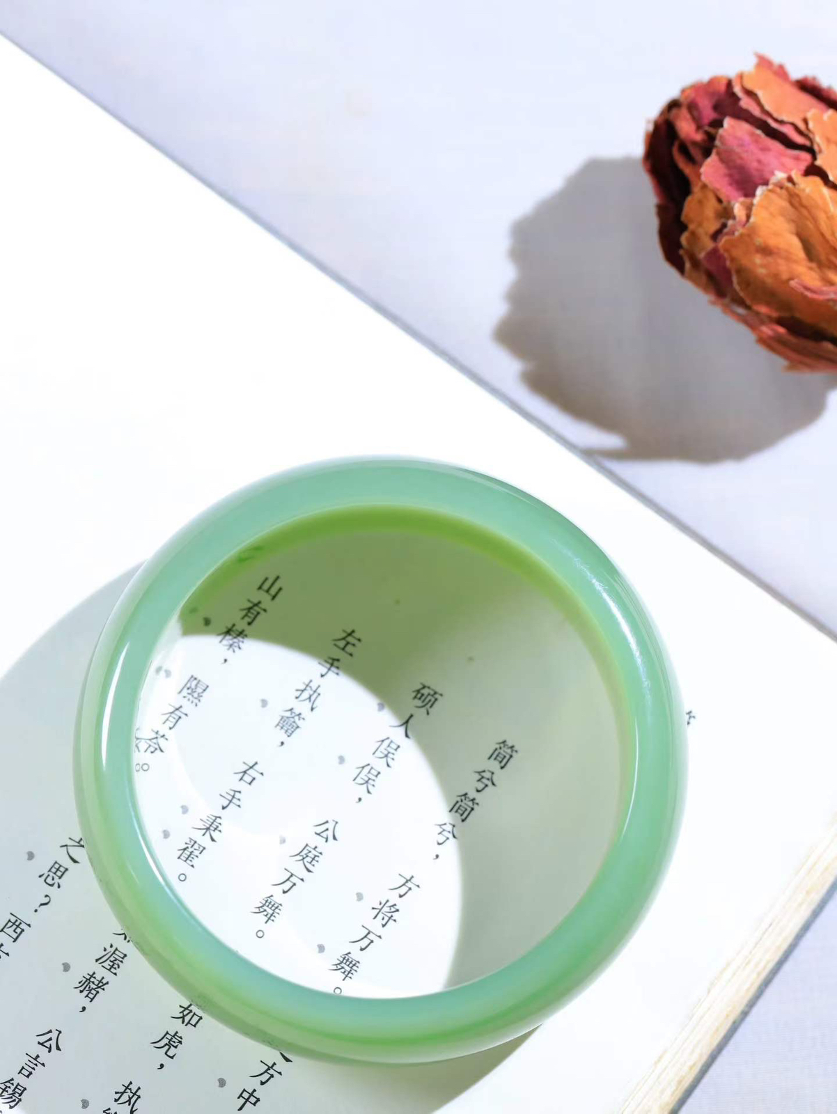 【碧色荡漾·手镯】

收藏级臻品和田玉碧玉手镯，玉质细腻温润，手感舒适，️线条流畅，简约大气，美自天成，佩戴于腕间，婉约之美，举手投足间透出那份低调奢华，醉人心扉。重91.38克  内径圈口60.5mm  尺寸21.2-8.2mm  FDA-66902700
