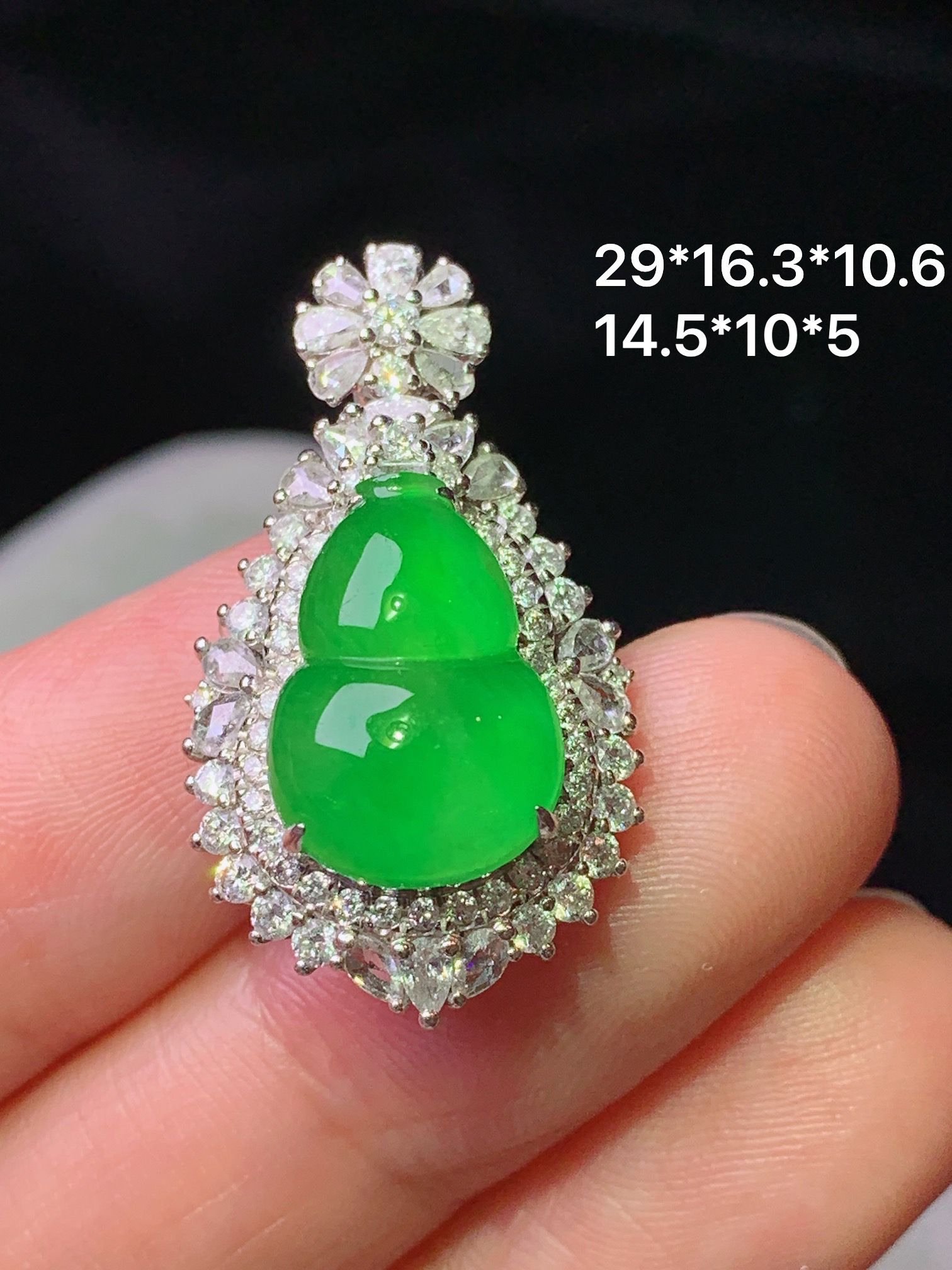 18k金钻镶嵌冰阳绿葫芦吊坠 玉质细腻 色泽艳丽清新 水润亮眼 整体尺寸29*16.3*10.6 e2