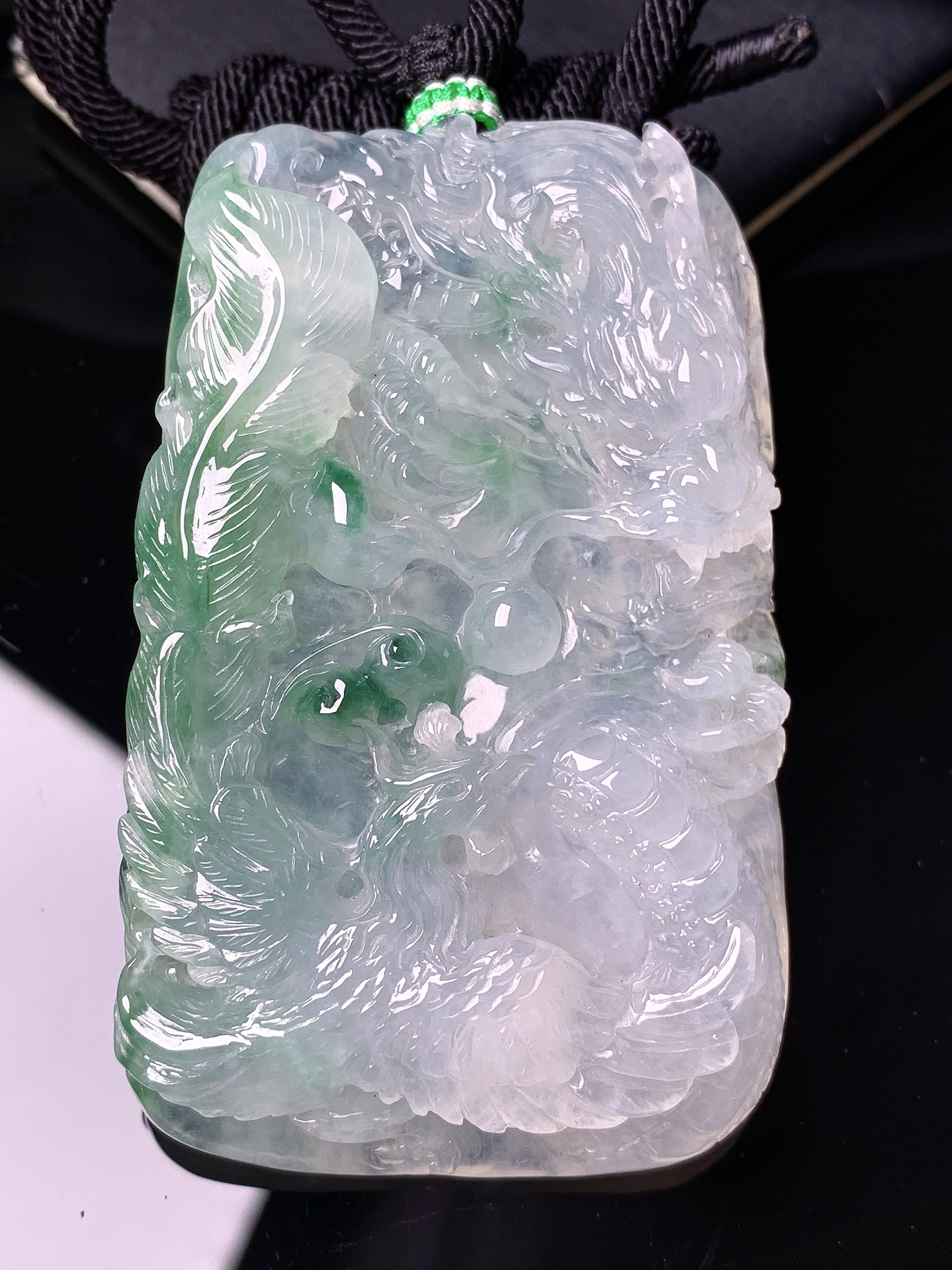 飘绿龙凤呈祥牌吊坠 玉质细腻 色泽艳丽清新 水润亮眼 整体尺寸64.5*39.5*9.2 a5