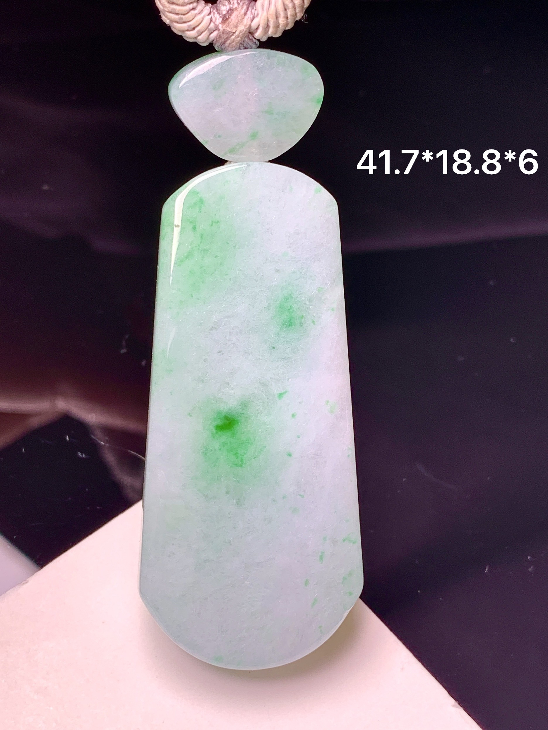 飘绿无事牌吊坠 玉质细腻 色泽艳丽清新 水润亮眼 整体尺寸41.7*18.8*6 a5